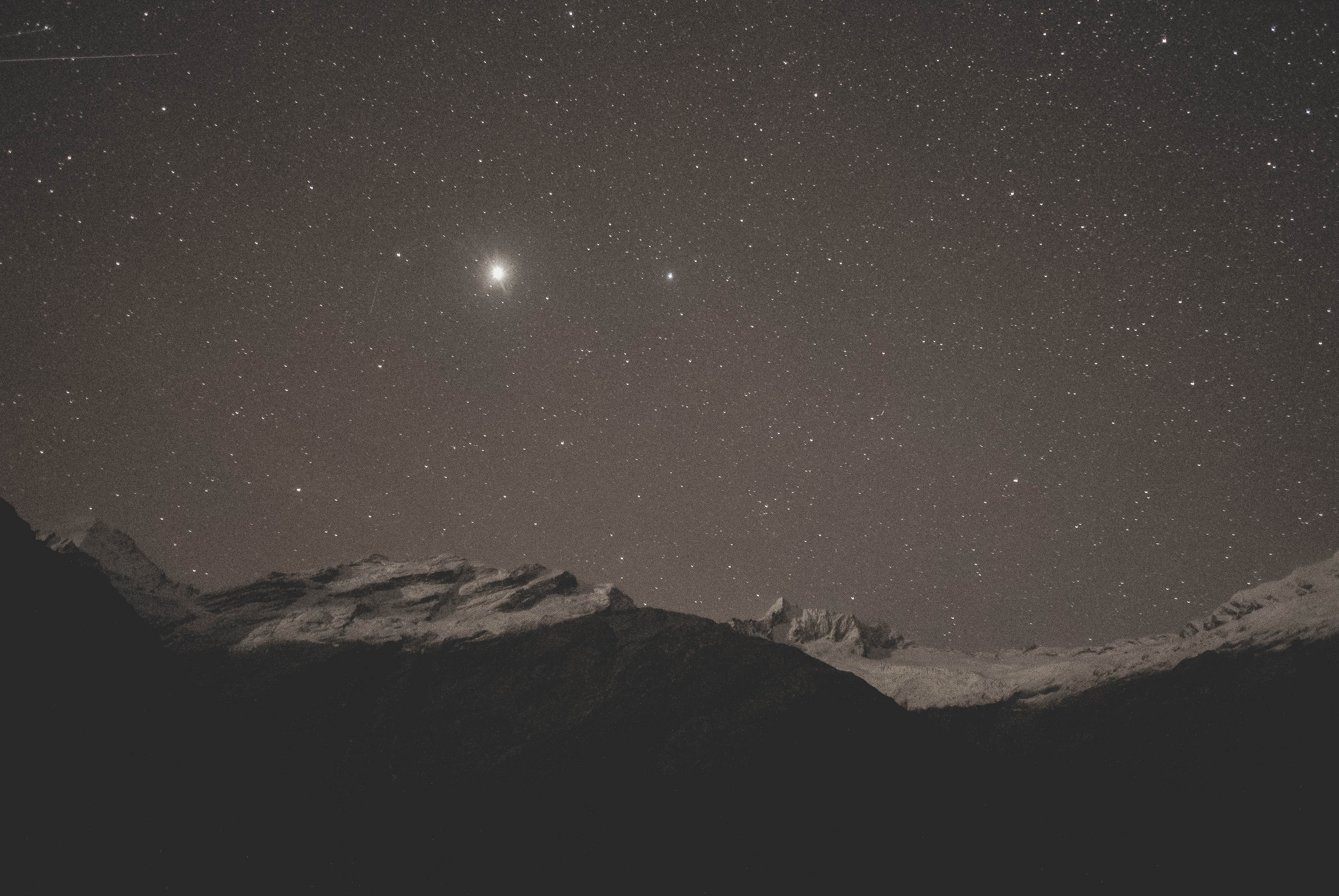 Starry night sky over snow-capped mountains HD Wallpaper