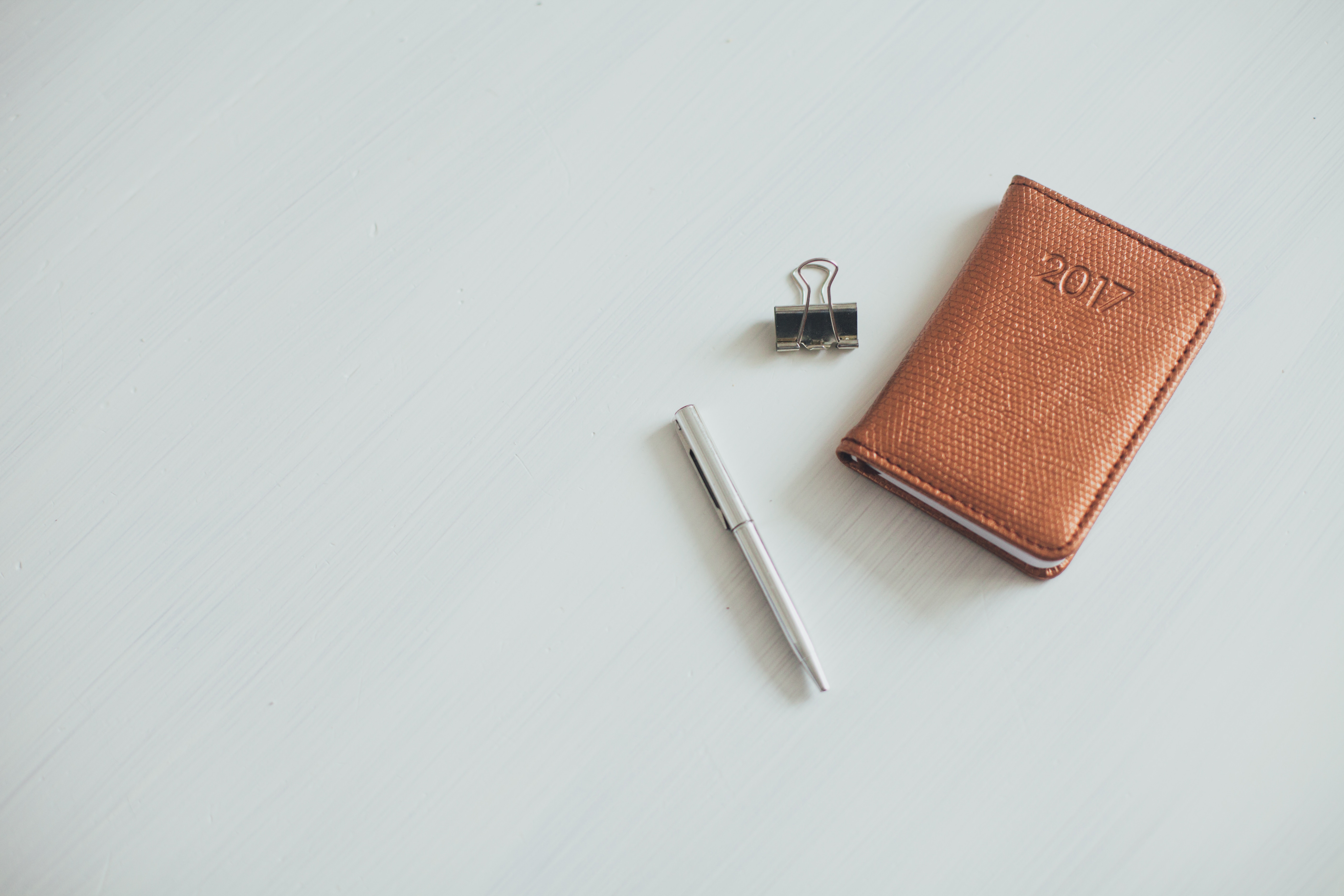 Copper 2017 diary with pen and bulldog clip HD Wallpaper