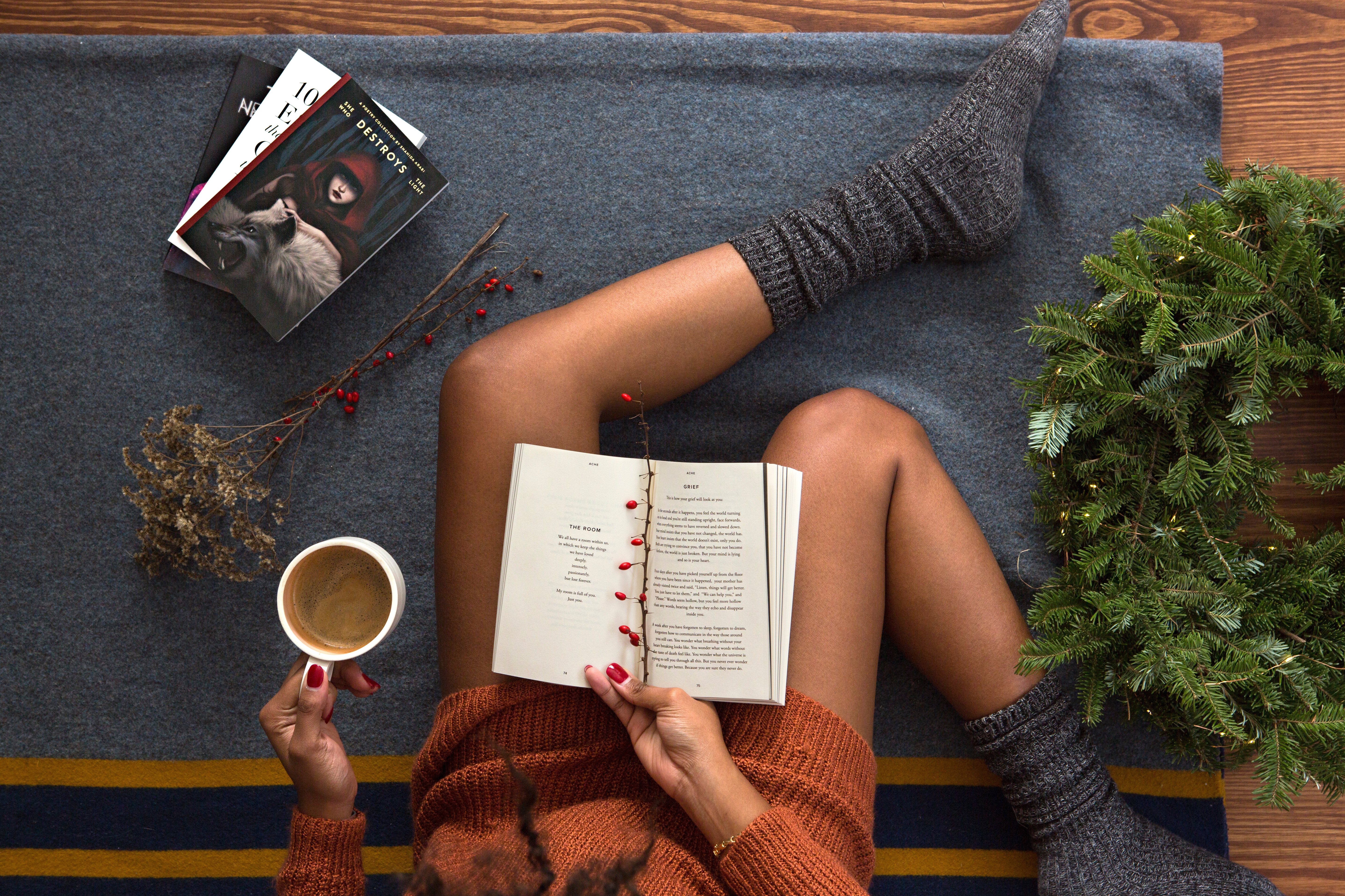 Woman reading a book with a Christmas wreath HD Wallpaper