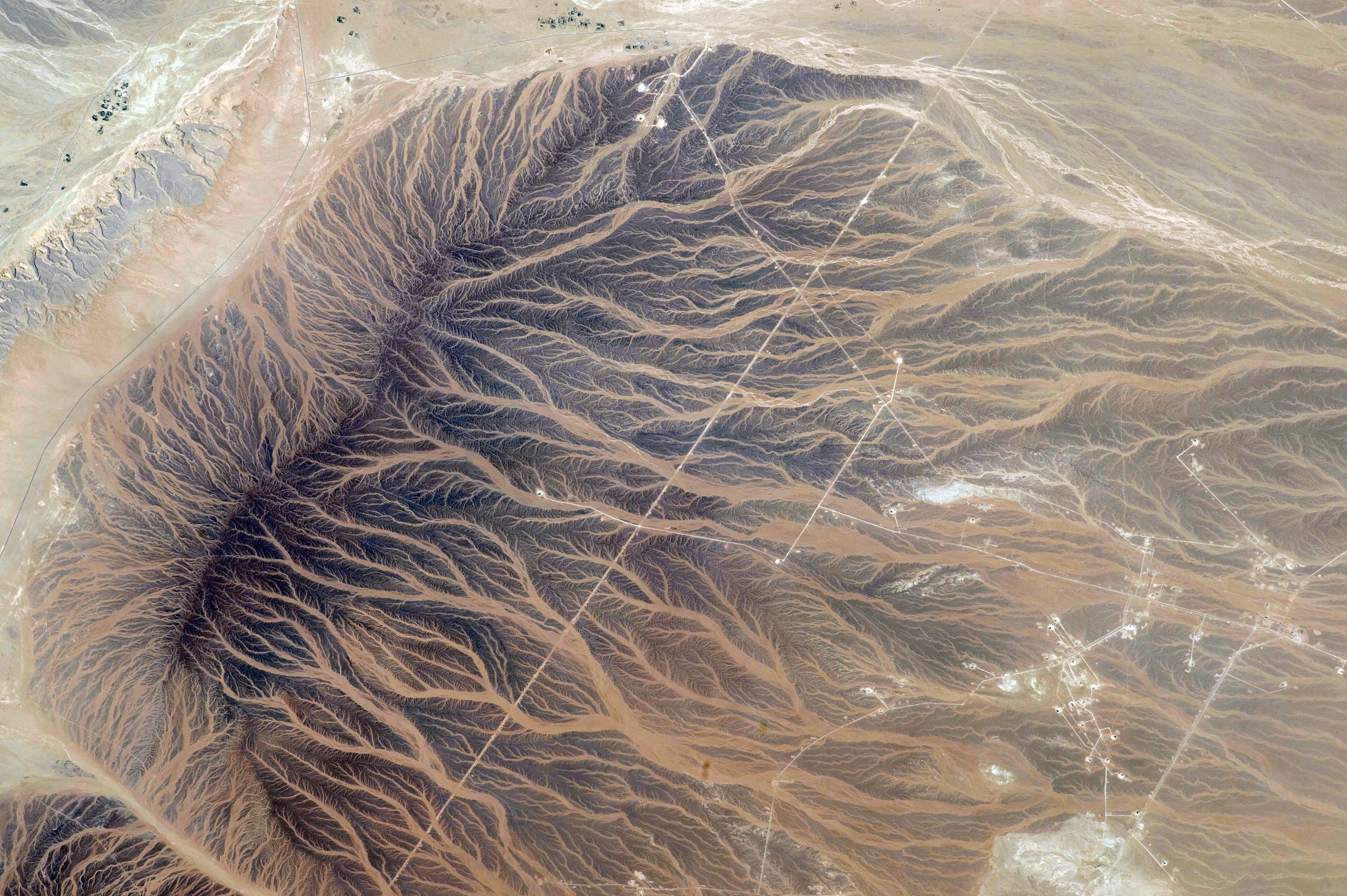Aerial view of desert landscape with dendritic drainage patterns HD Wallpaper