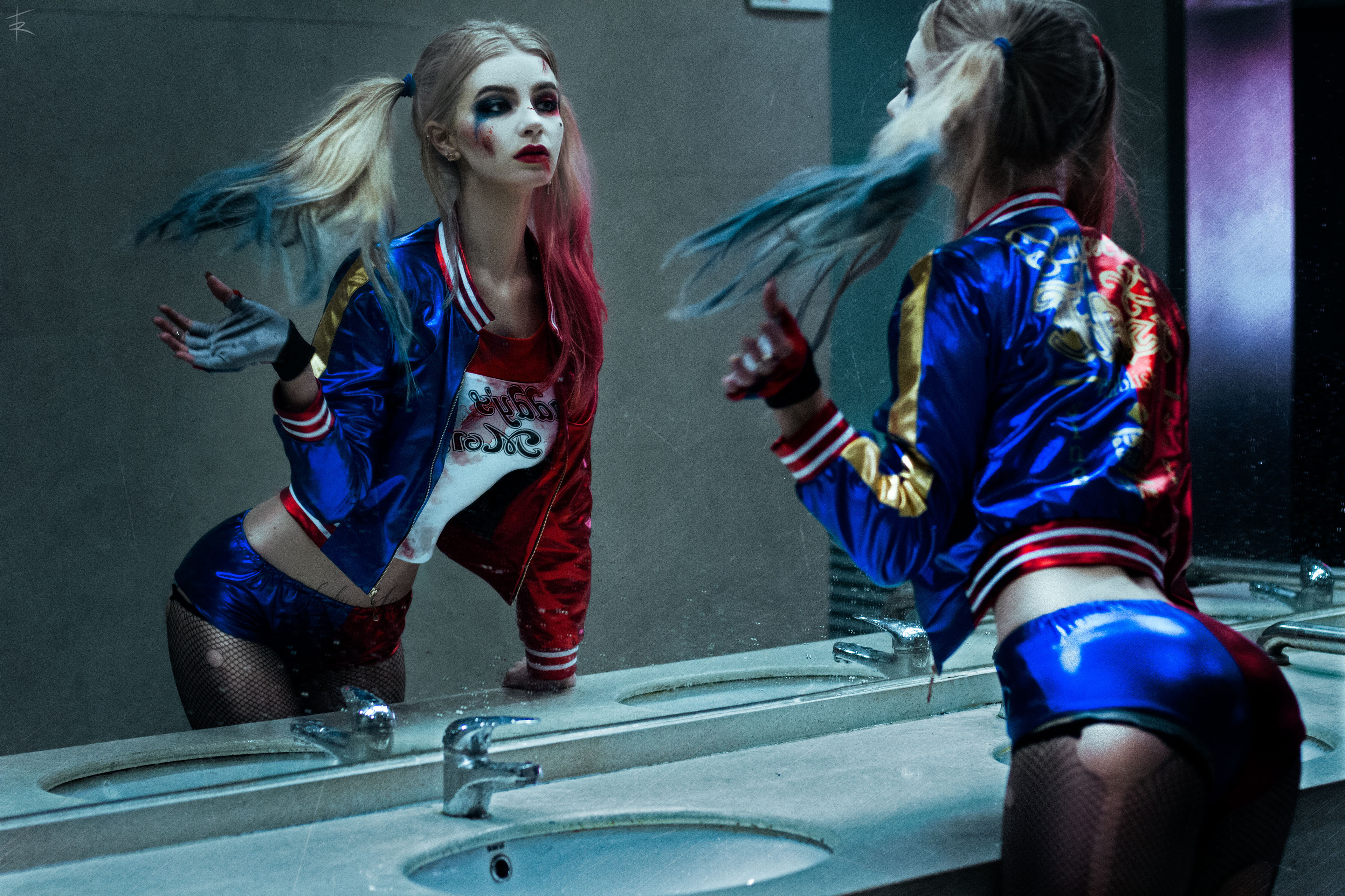Harley Quinn cosplay in a bathroom HD Wallpaper