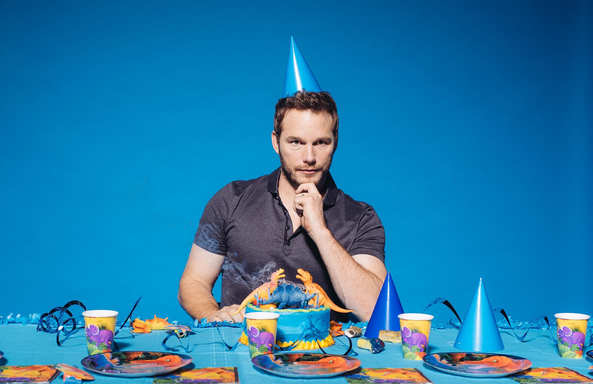 Chris Pratt at a dinosaur-themed birthday party HD Wallpaper