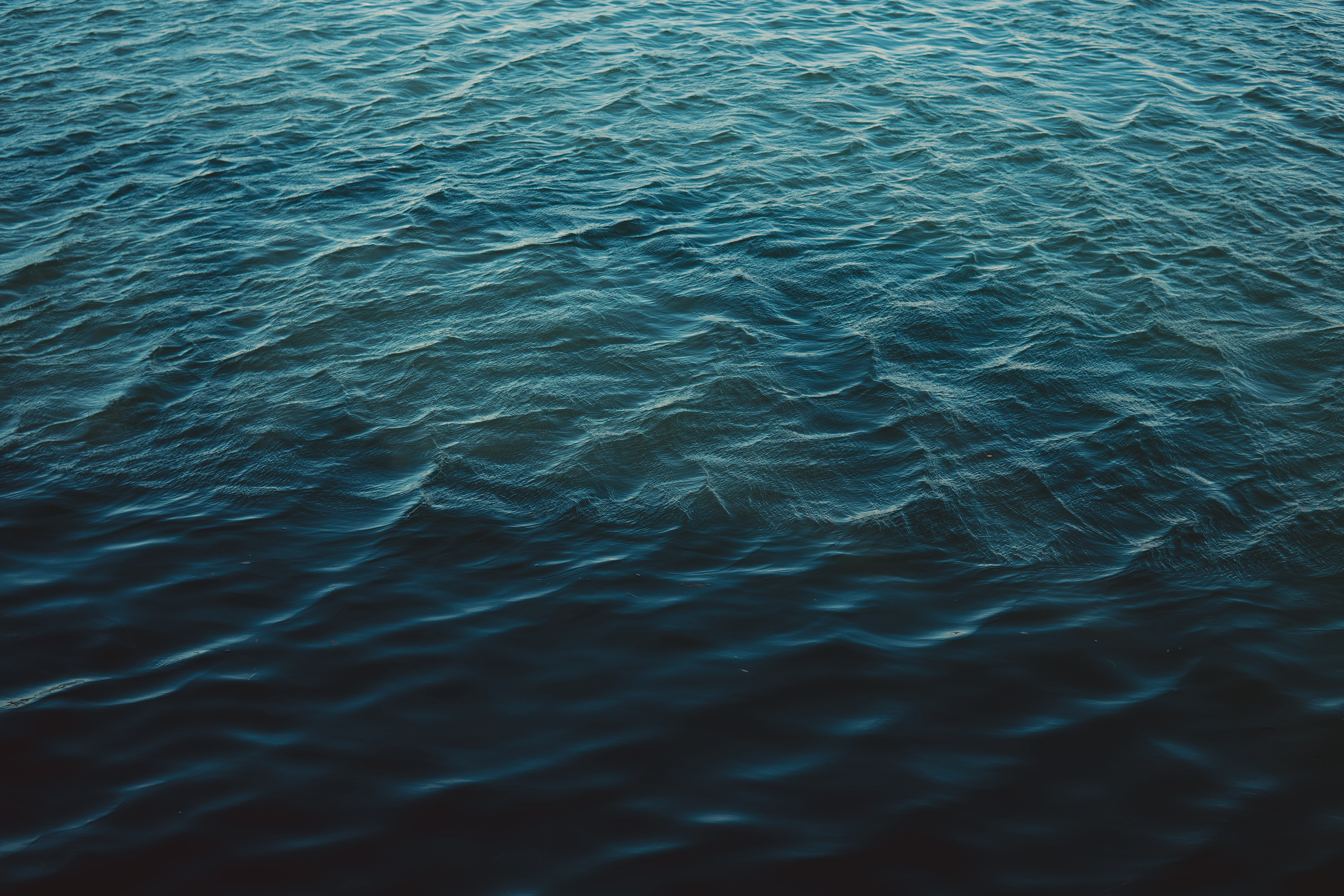 Blue ocean waves with sunlight reflections HD Wallpaper