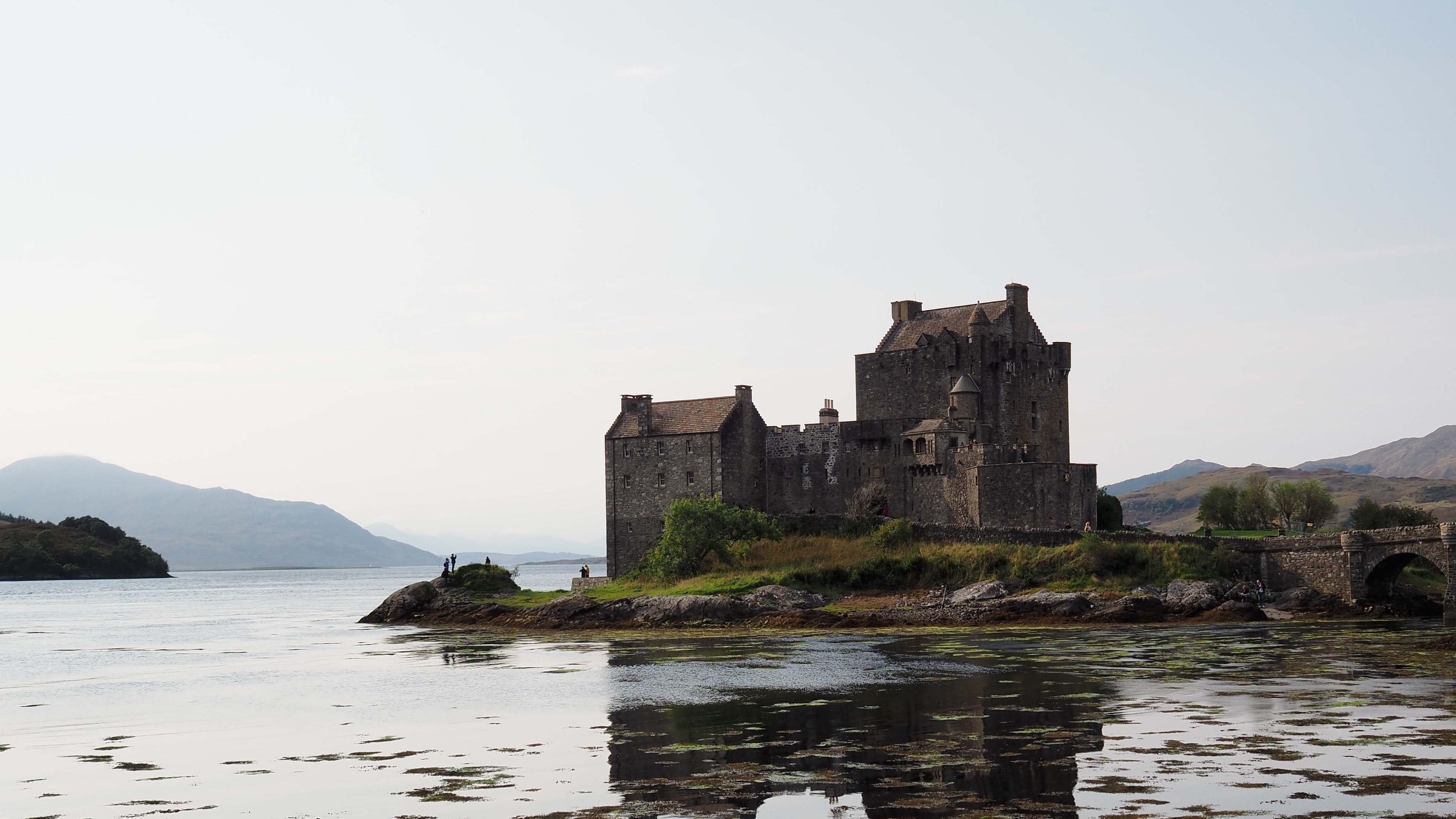 Eilean Donan Castle reflected in the water HD Wallpaper