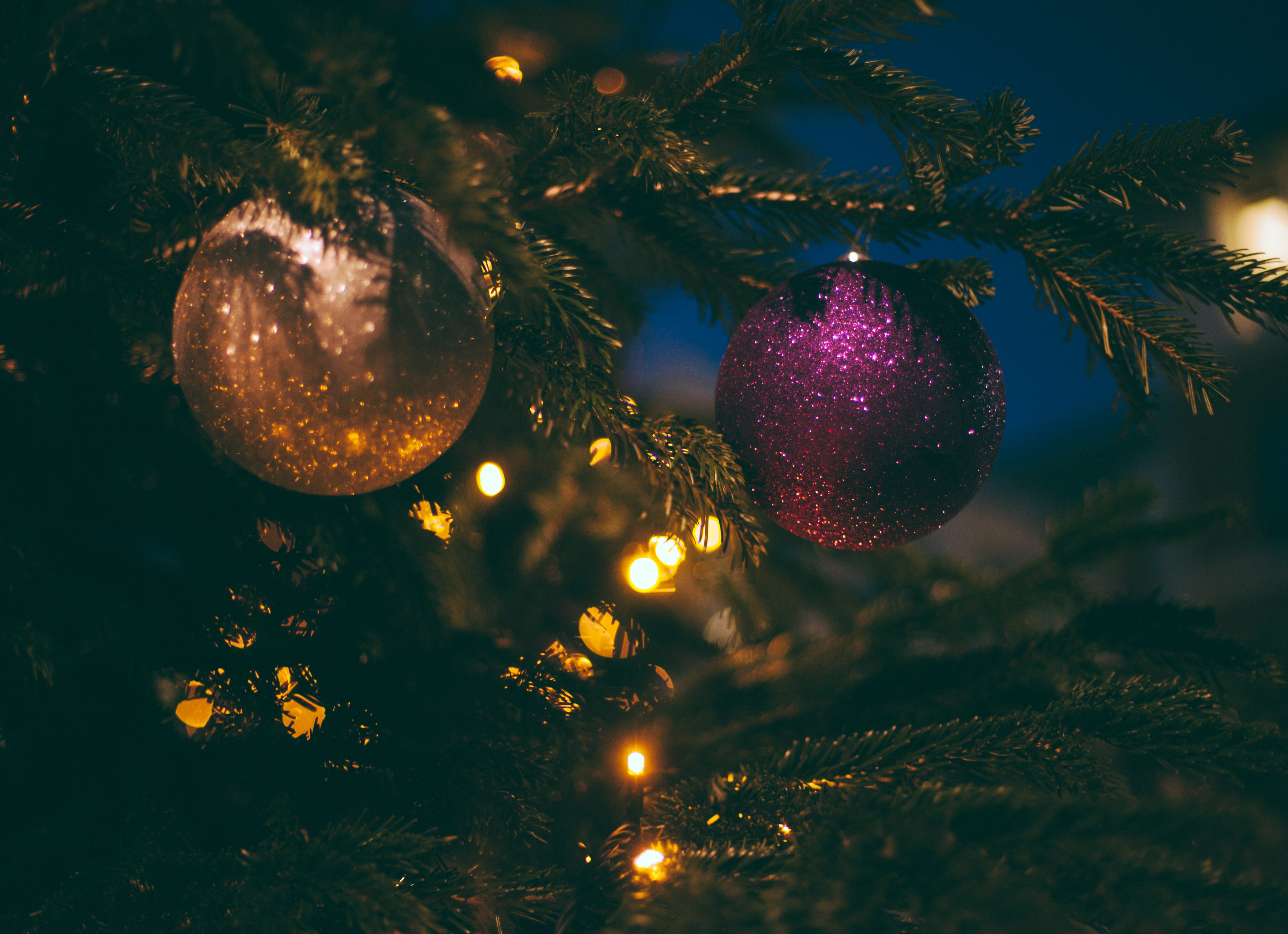 Christmas tree ornaments with bokeh lights HD Wallpaper