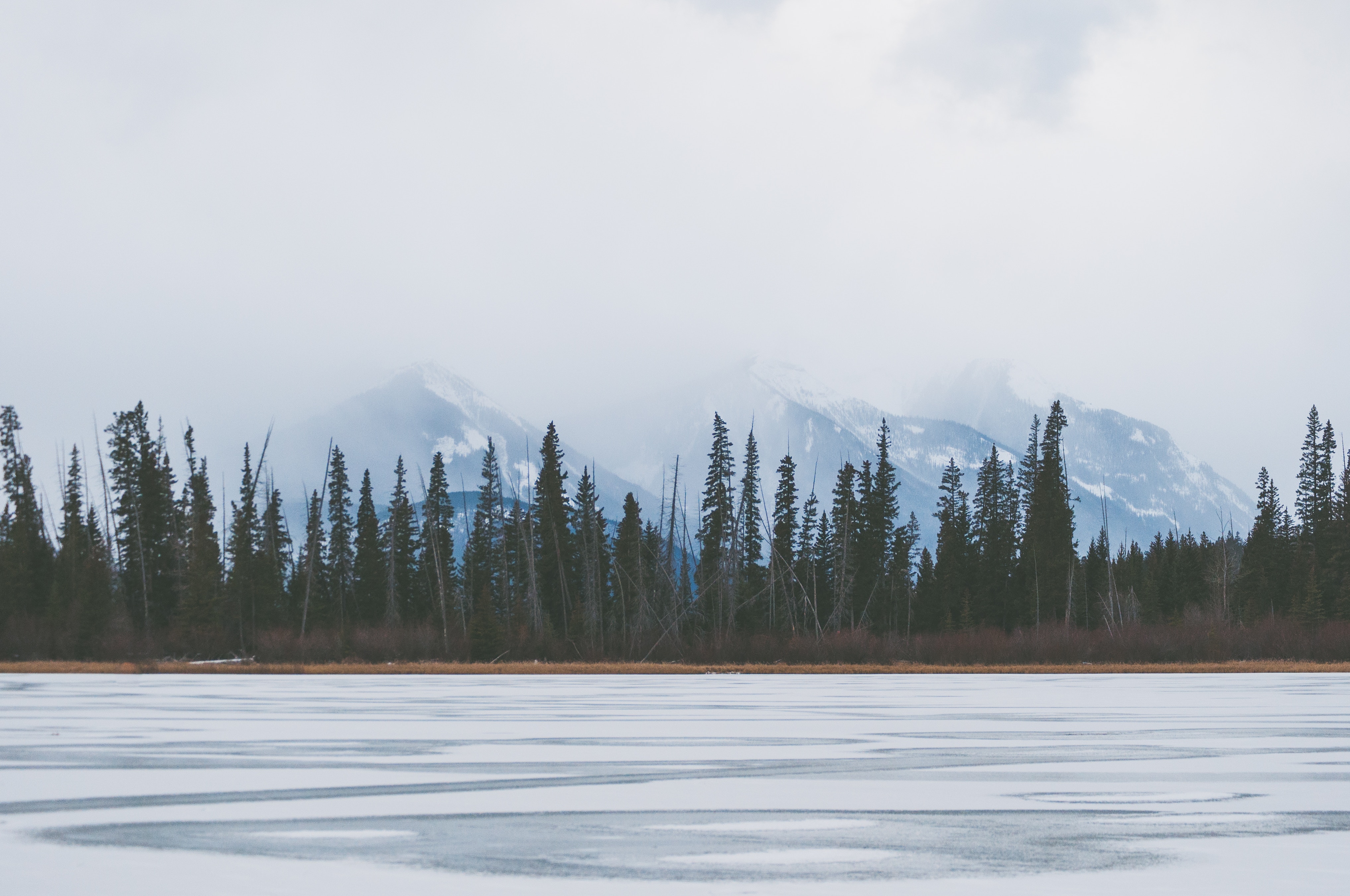 Frozen lake and misty mountains in Canada HD Wallpaper