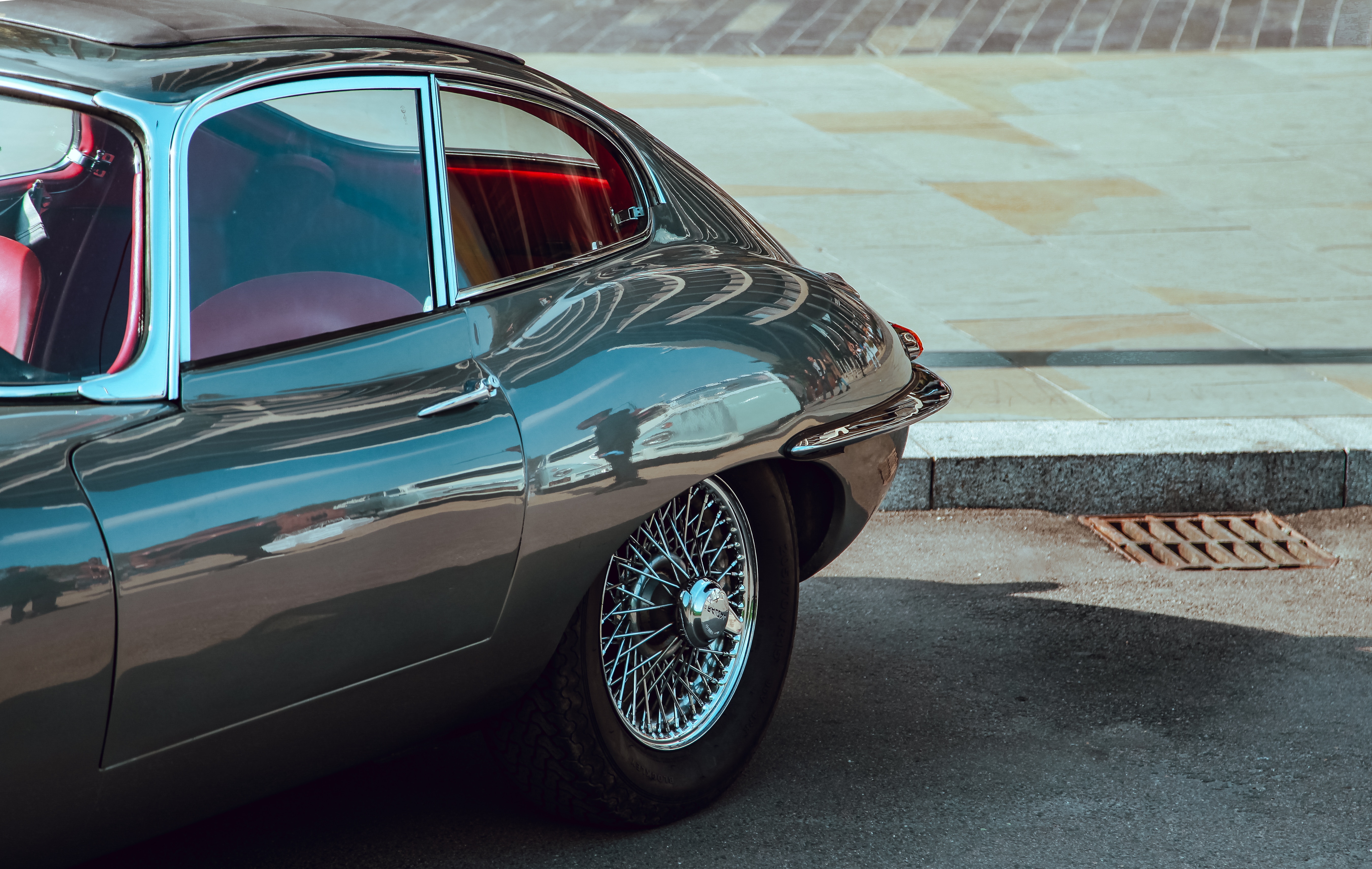 Jaguar E-Type classic sports car with wire wheels HD Wallpaper