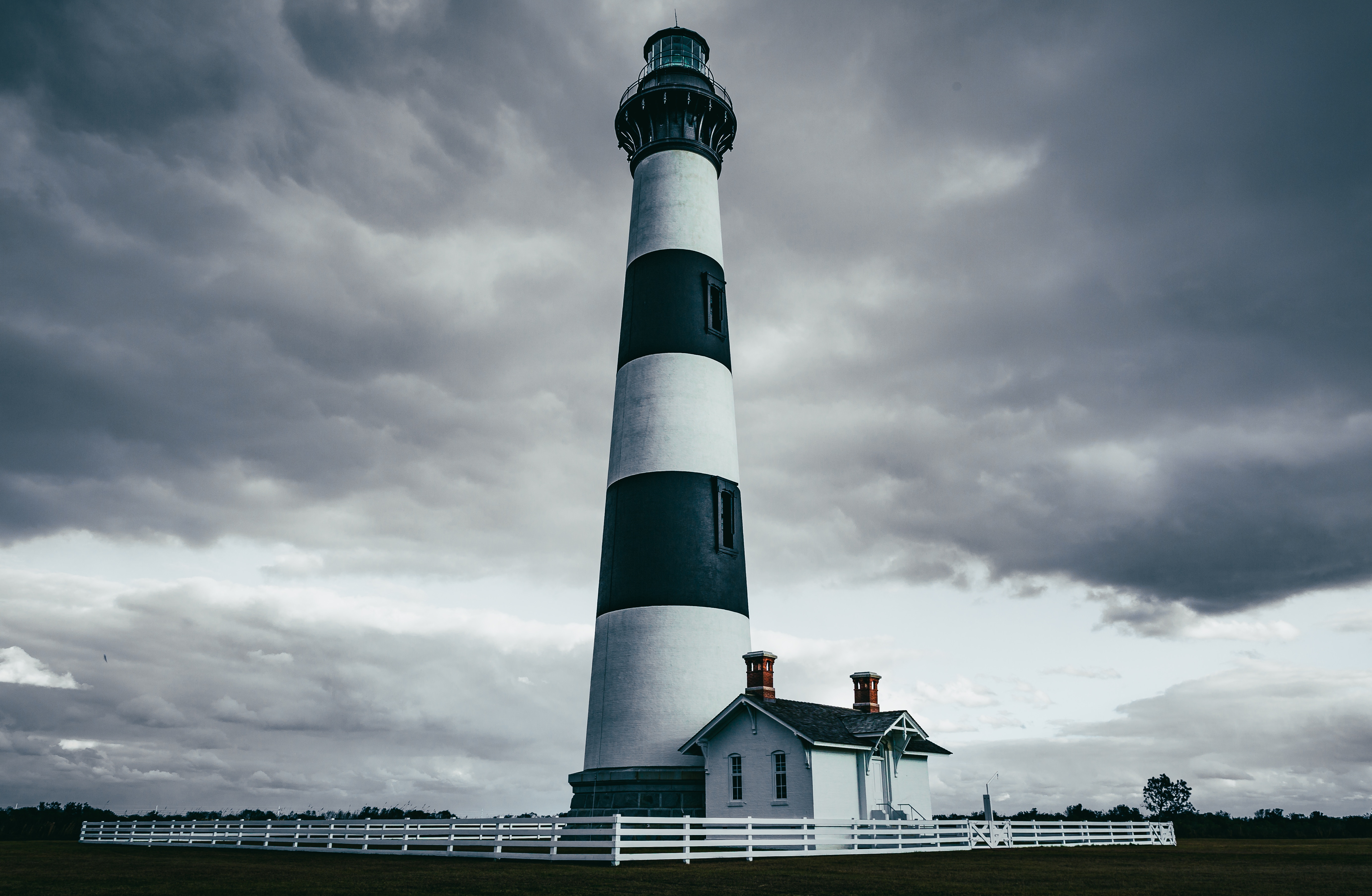 Bodie Island Lighthouse under cloudy sky HD Wallpaper