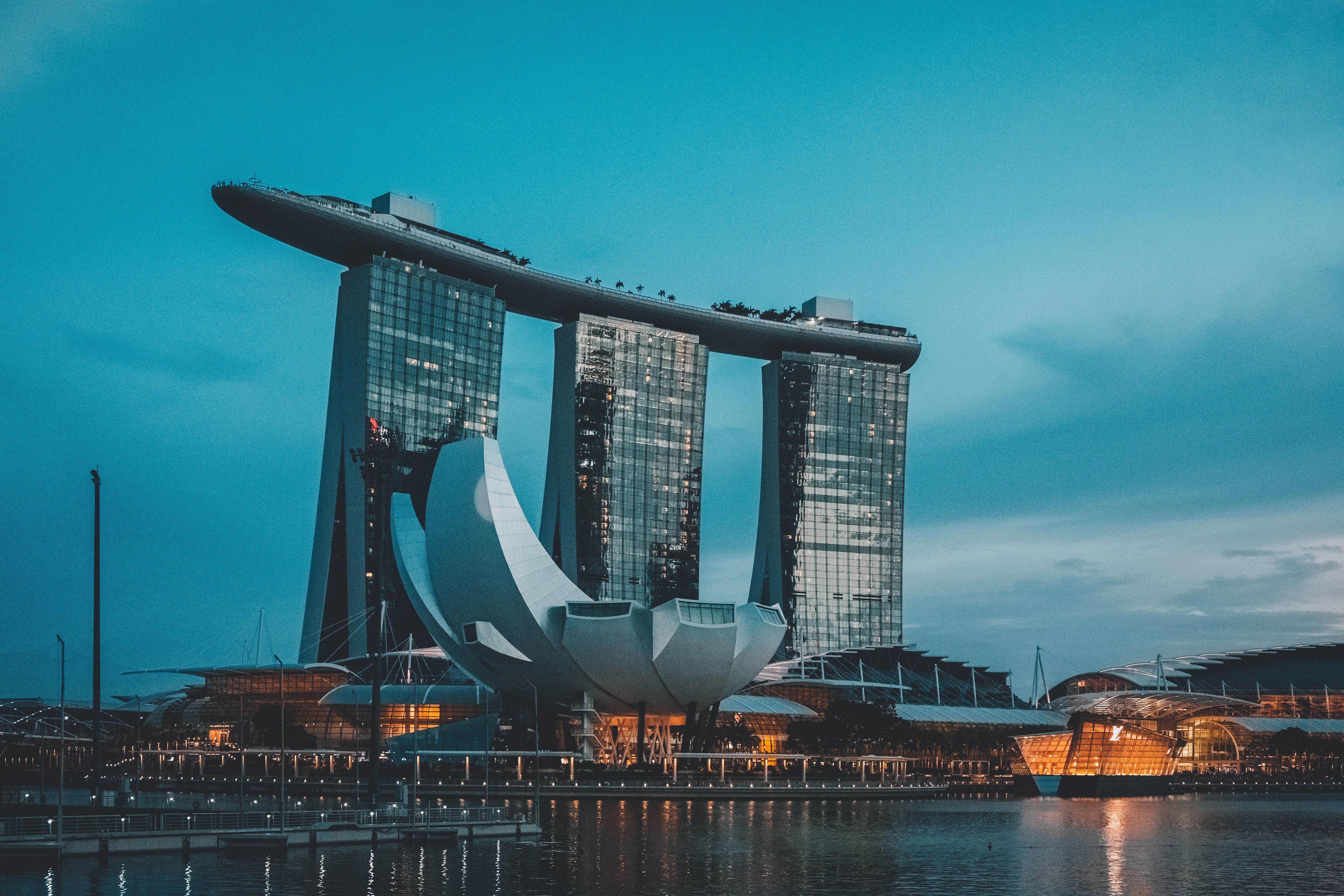 Marina Bay Sands building in Singapore at dusk HD Wallpaper