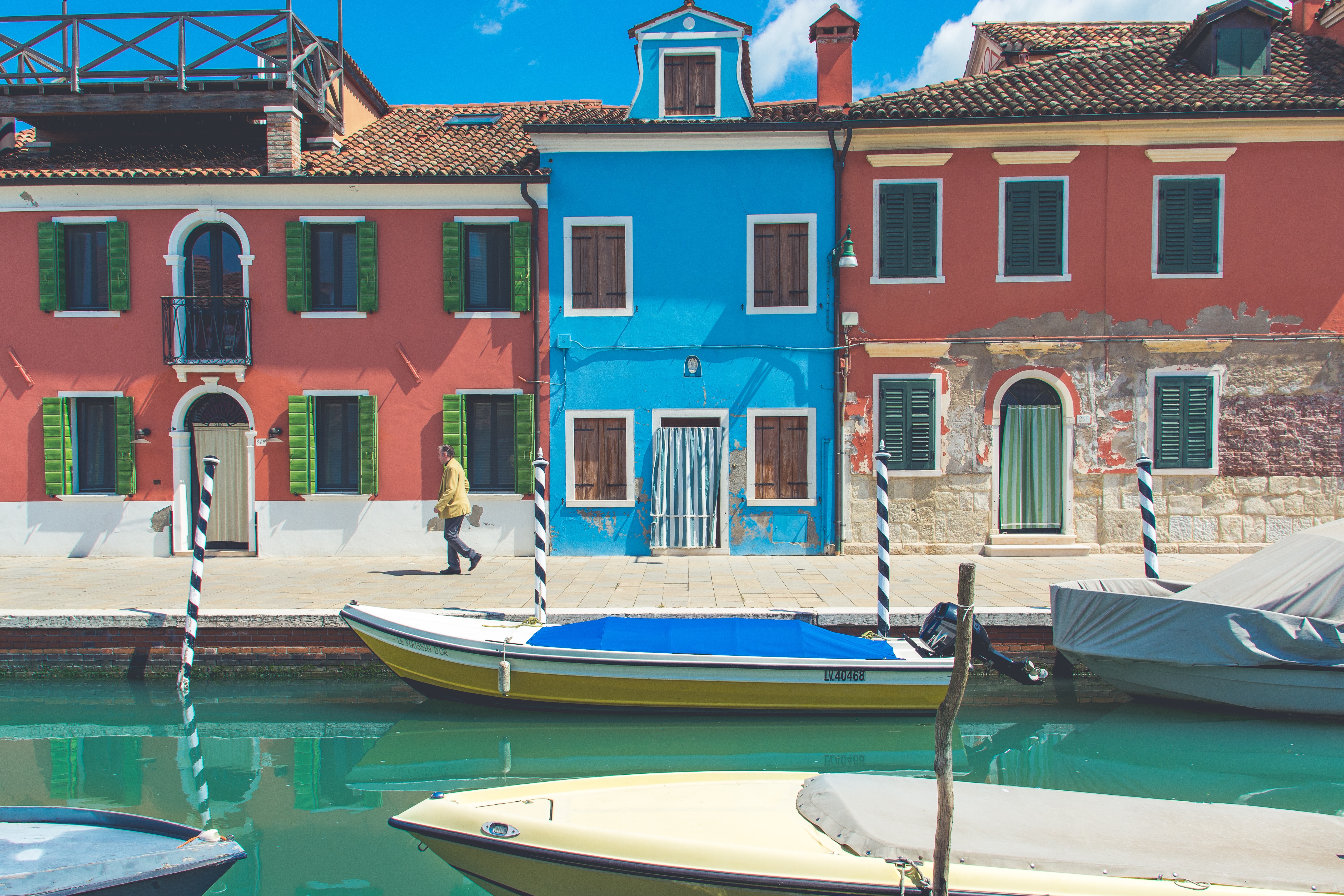 Colorful houses and boats on a canal in Burano HD Wallpaper