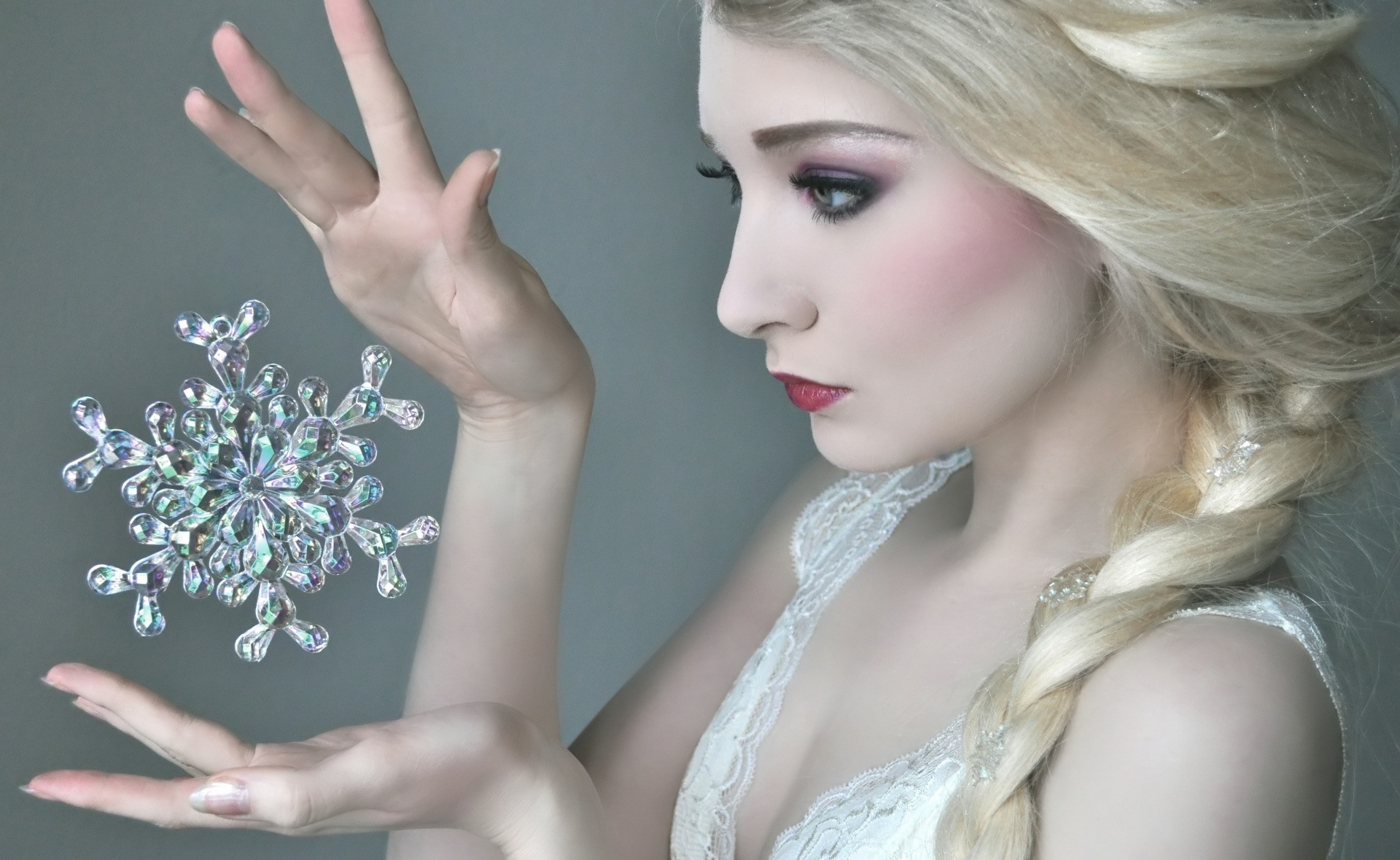 Elsa with Braided Hair Holding Sparkling Snowflake HD Wallpaper