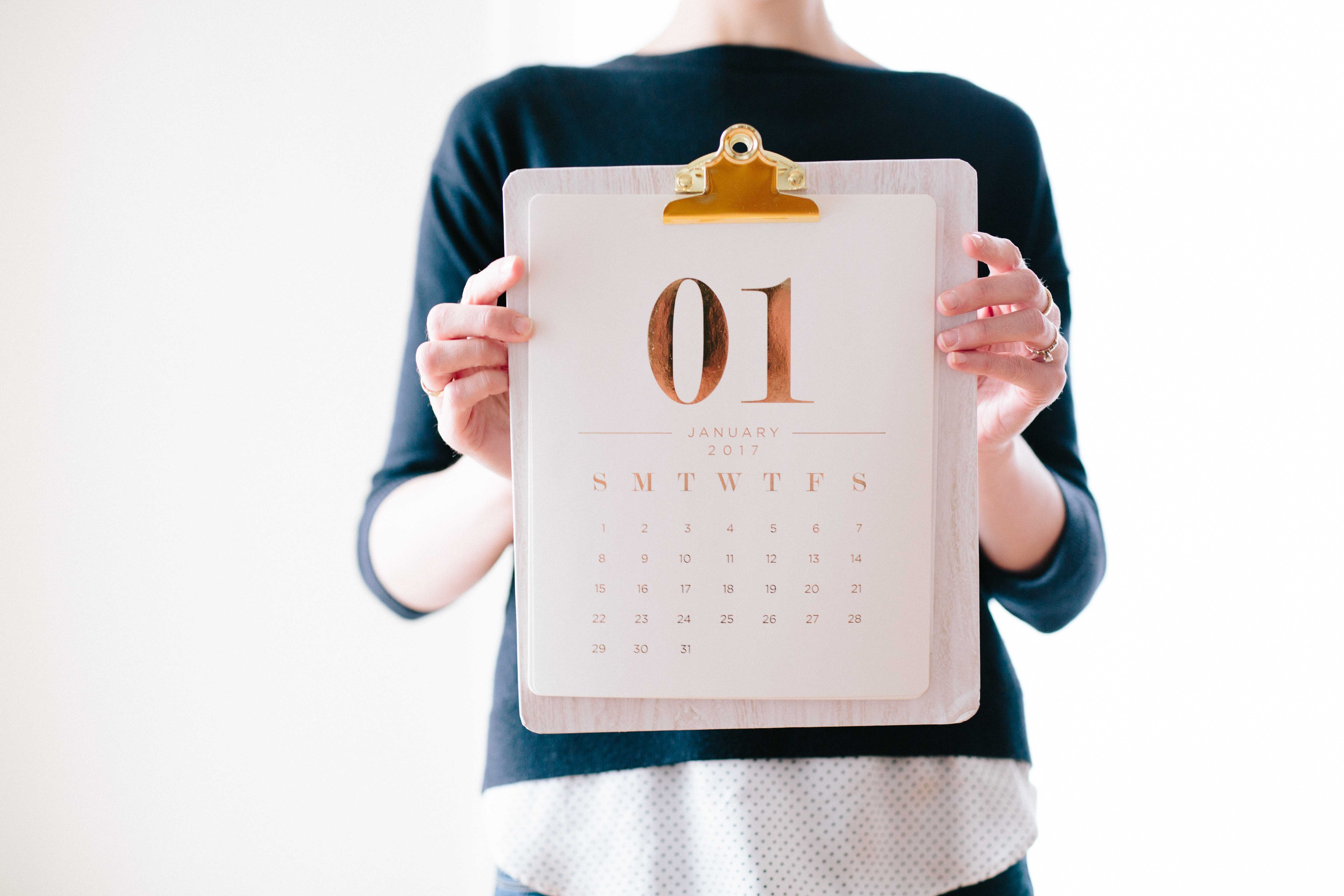 Woman Holding Calendar for January 2017 HD Wallpaper