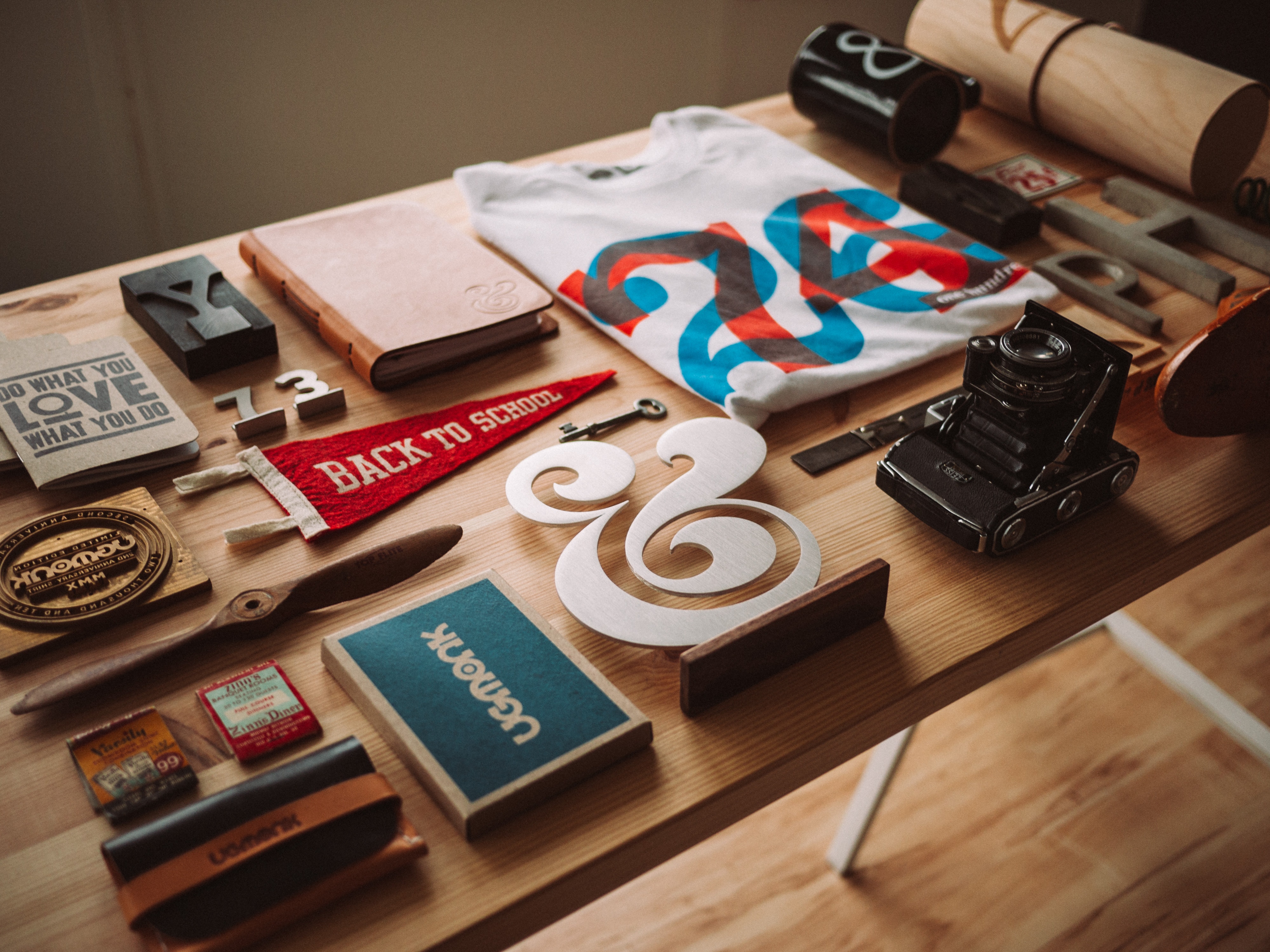 Ugmonk collection of design items on a wooden table HD Wallpaper