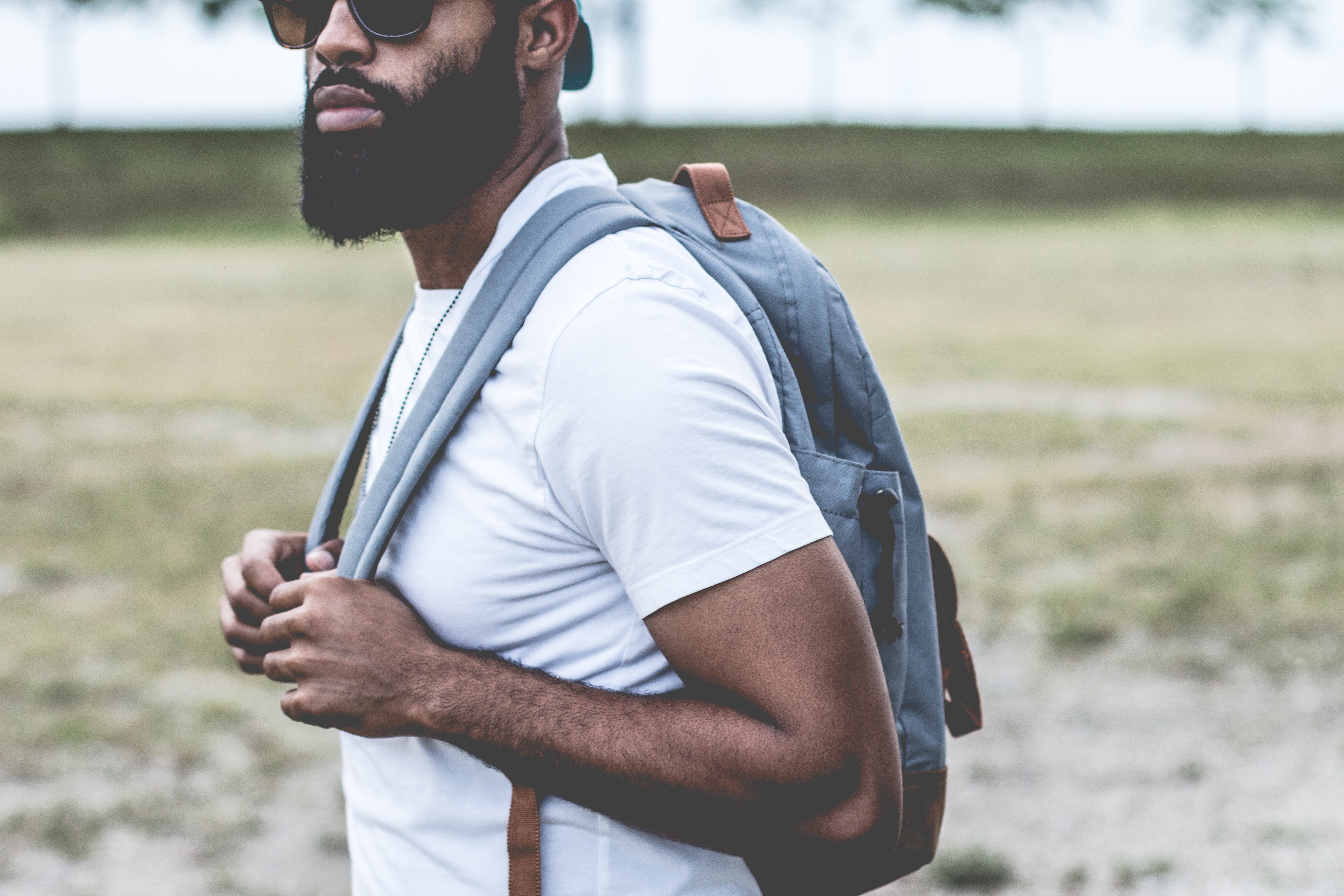 Man with beard and backpack wearing sunglasses HD Wallpaper