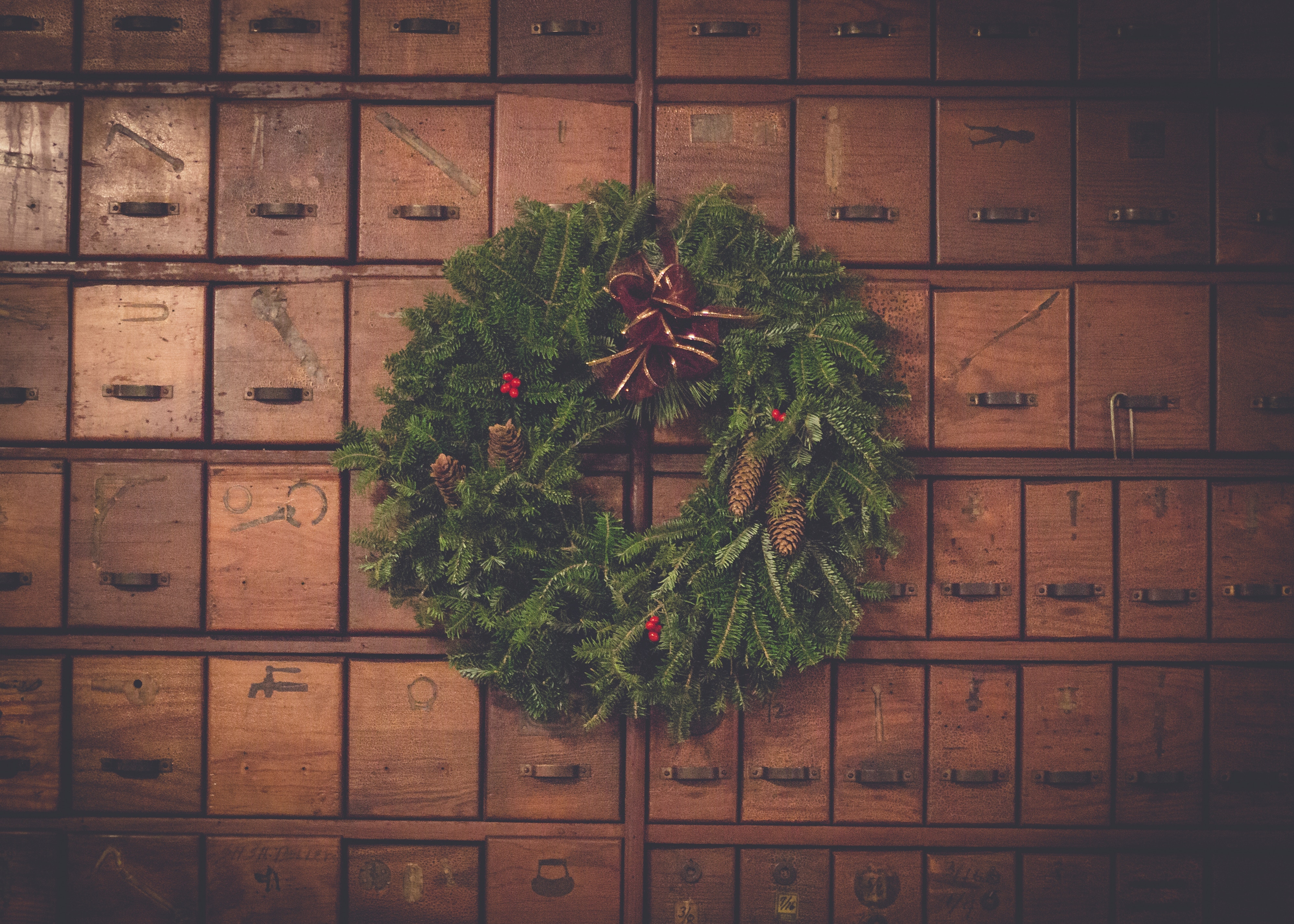 Christmas wreath on vintage wooden drawers HD Wallpaper