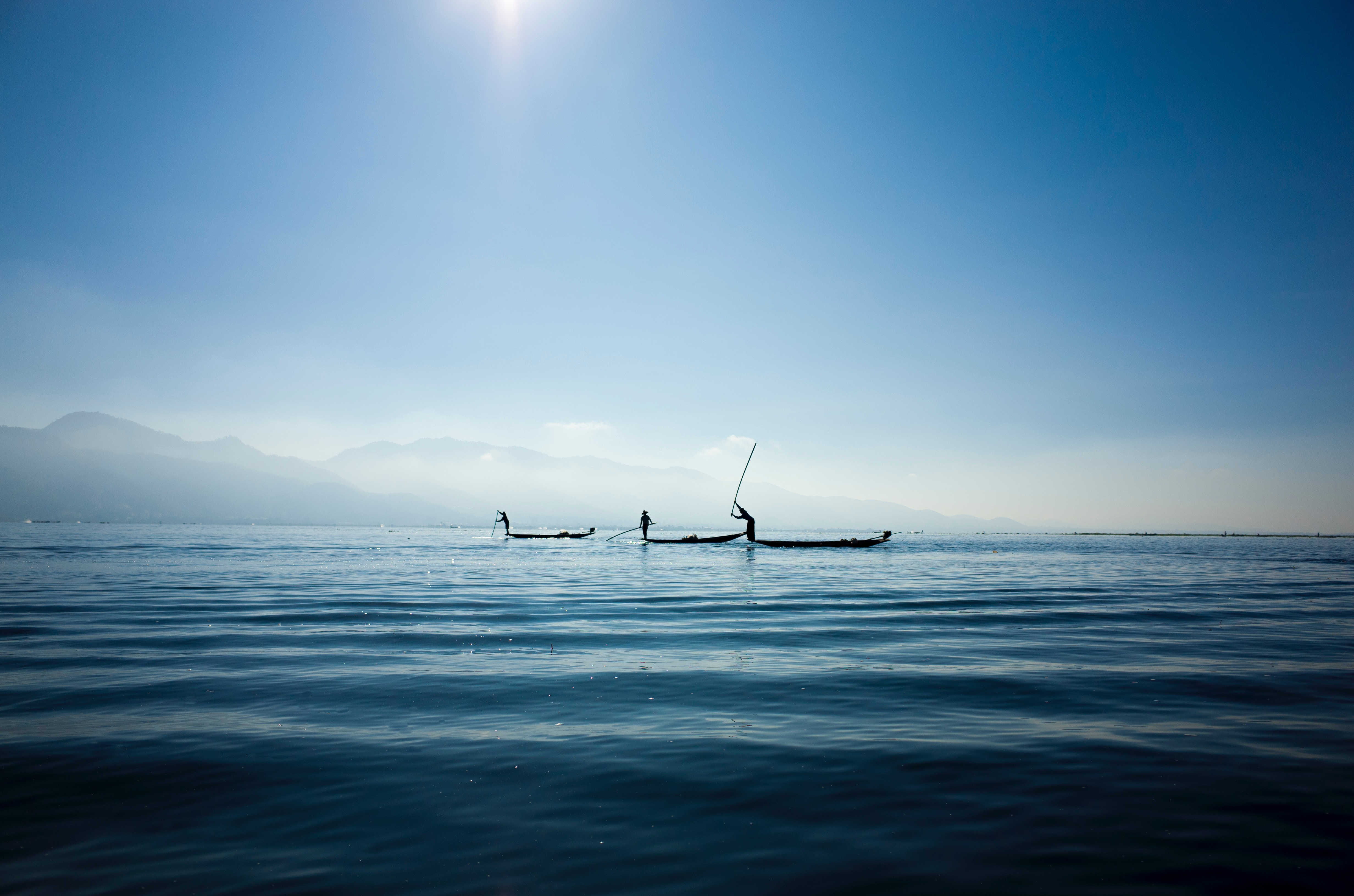 Fishermen in boats on Inle Lake, Myanmar HD Wallpaper