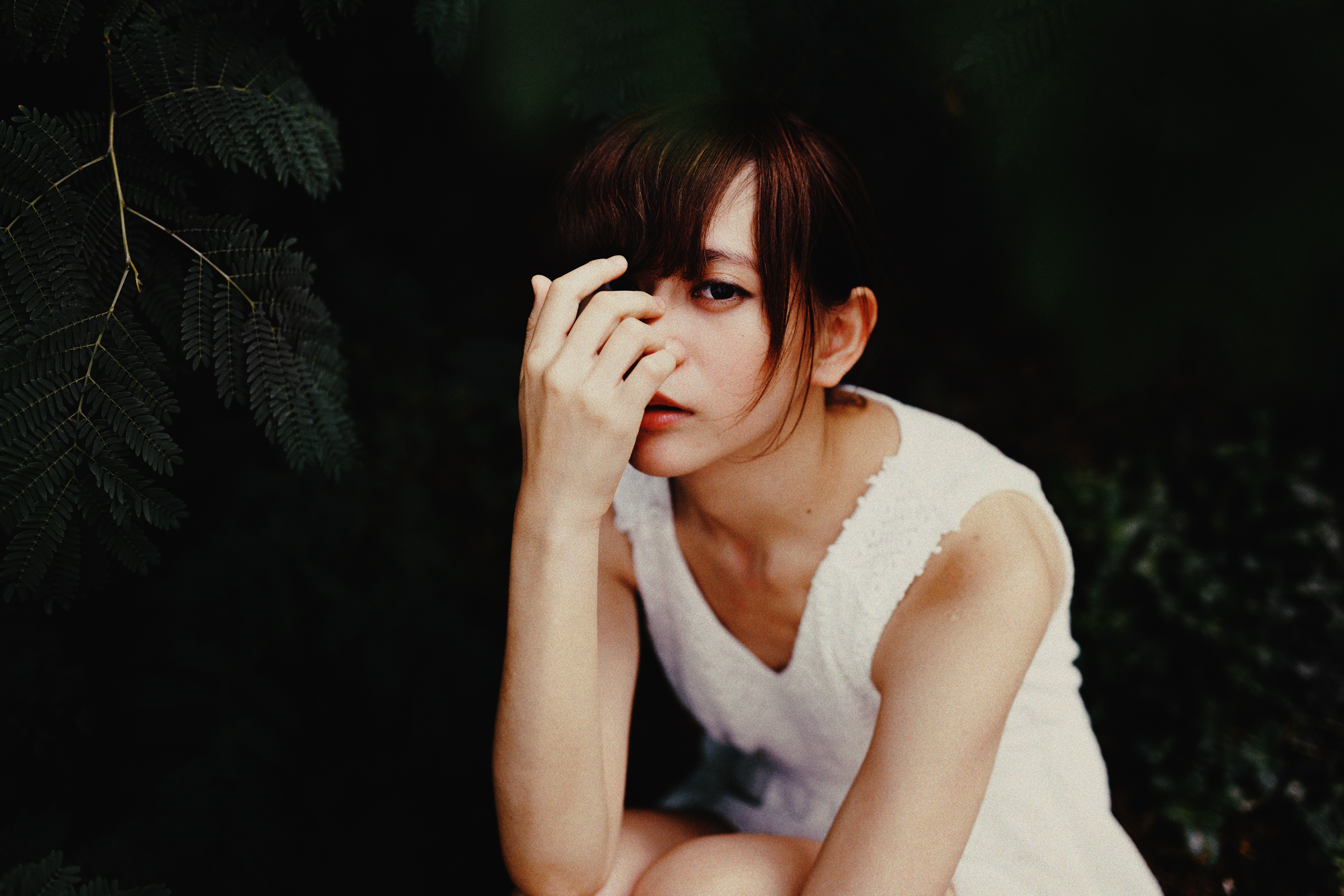 Woman in white dress sitting outdoors HD Wallpaper
