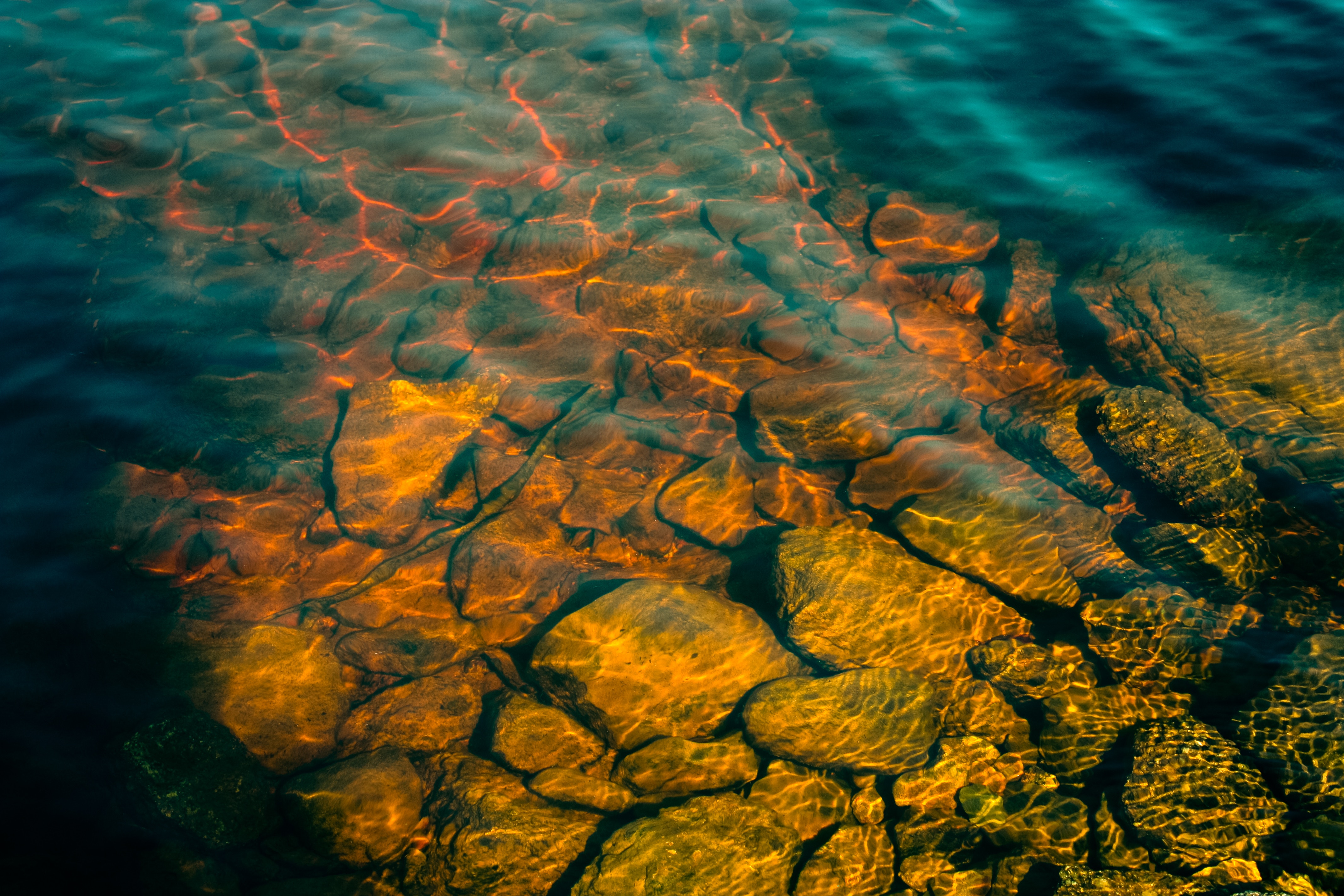 Sunlight on rocks under clear water HD Wallpaper
