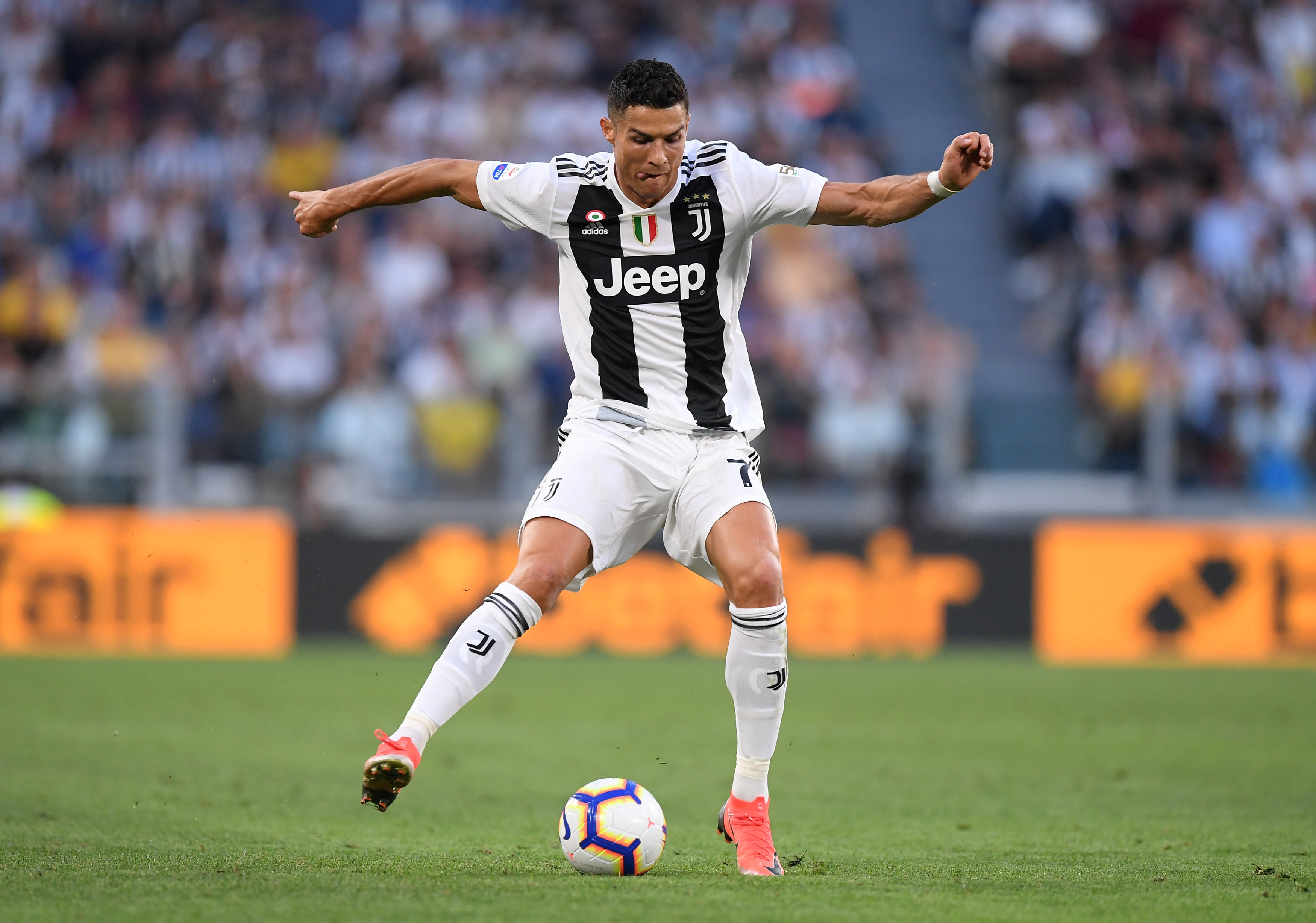 Cristiano Ronaldo playing soccer for Juventus HD Wallpaper