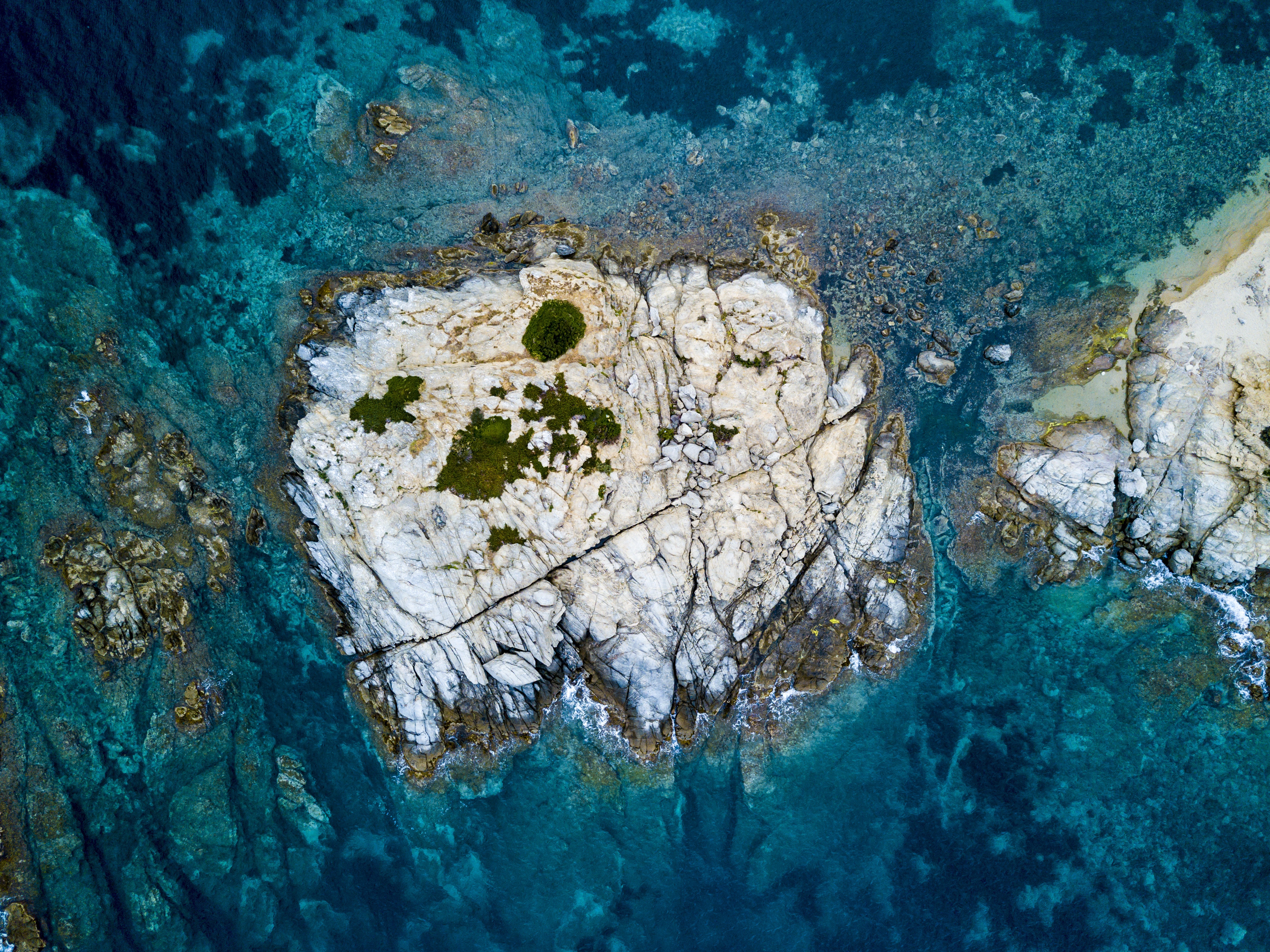 Aerial View of Rocky Island and Clear Blue Ocean HD Wallpaper