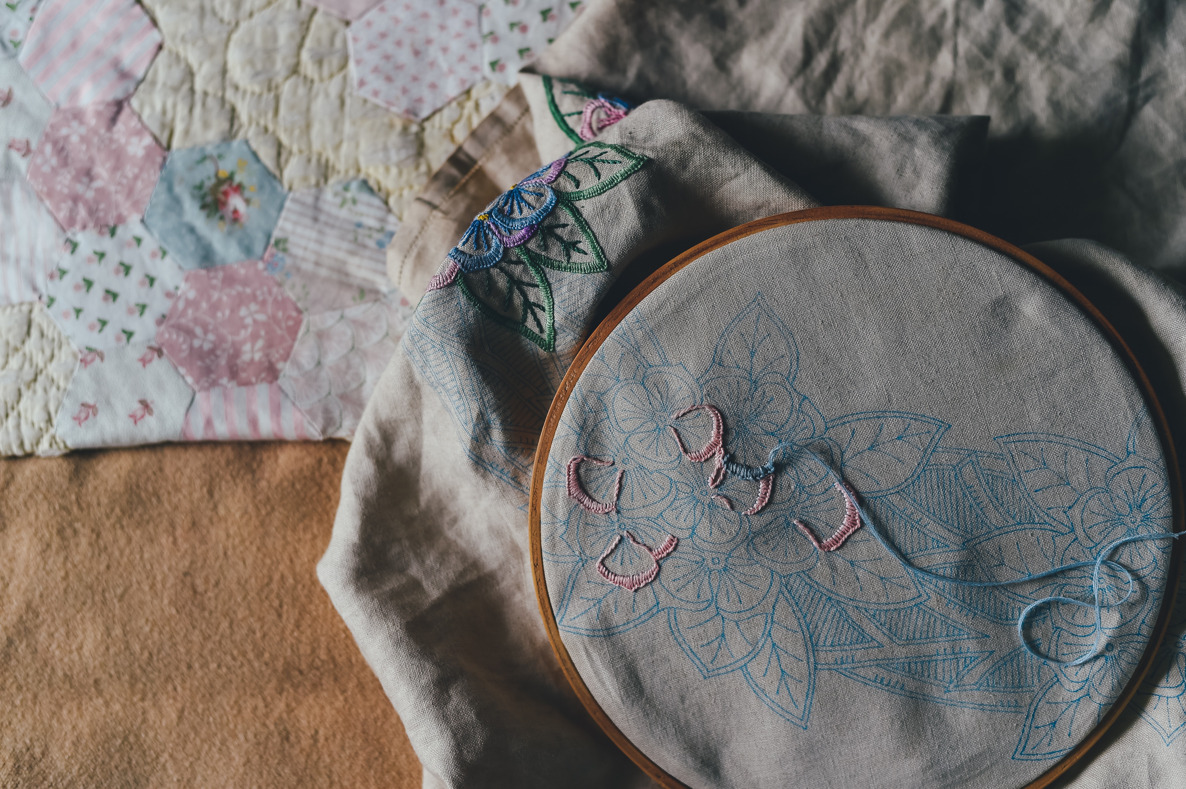 Embroidery hoop with floral pattern and patchwork quilt HD Wallpaper