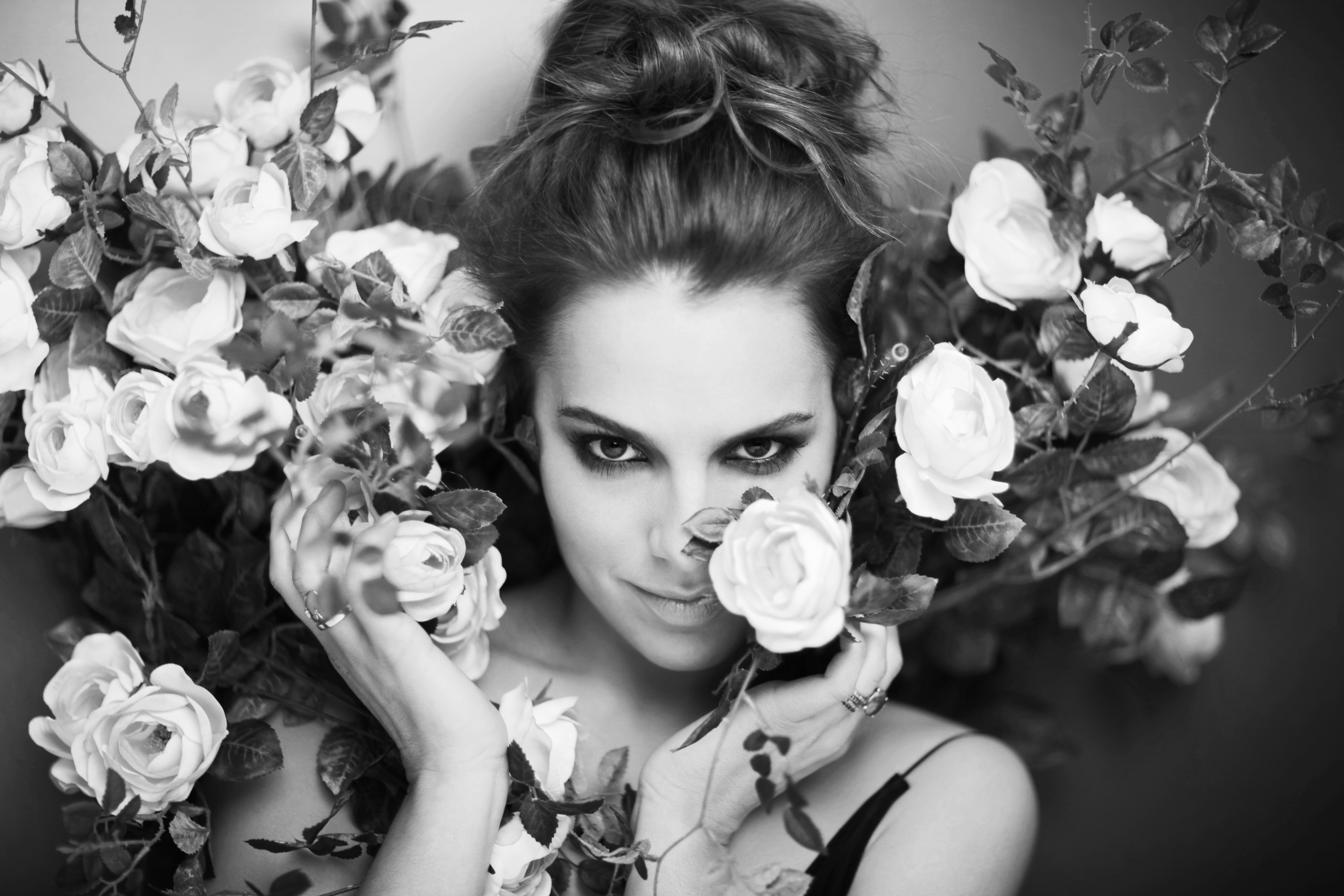 Melia Kreiling with white roses HD Wallpaper