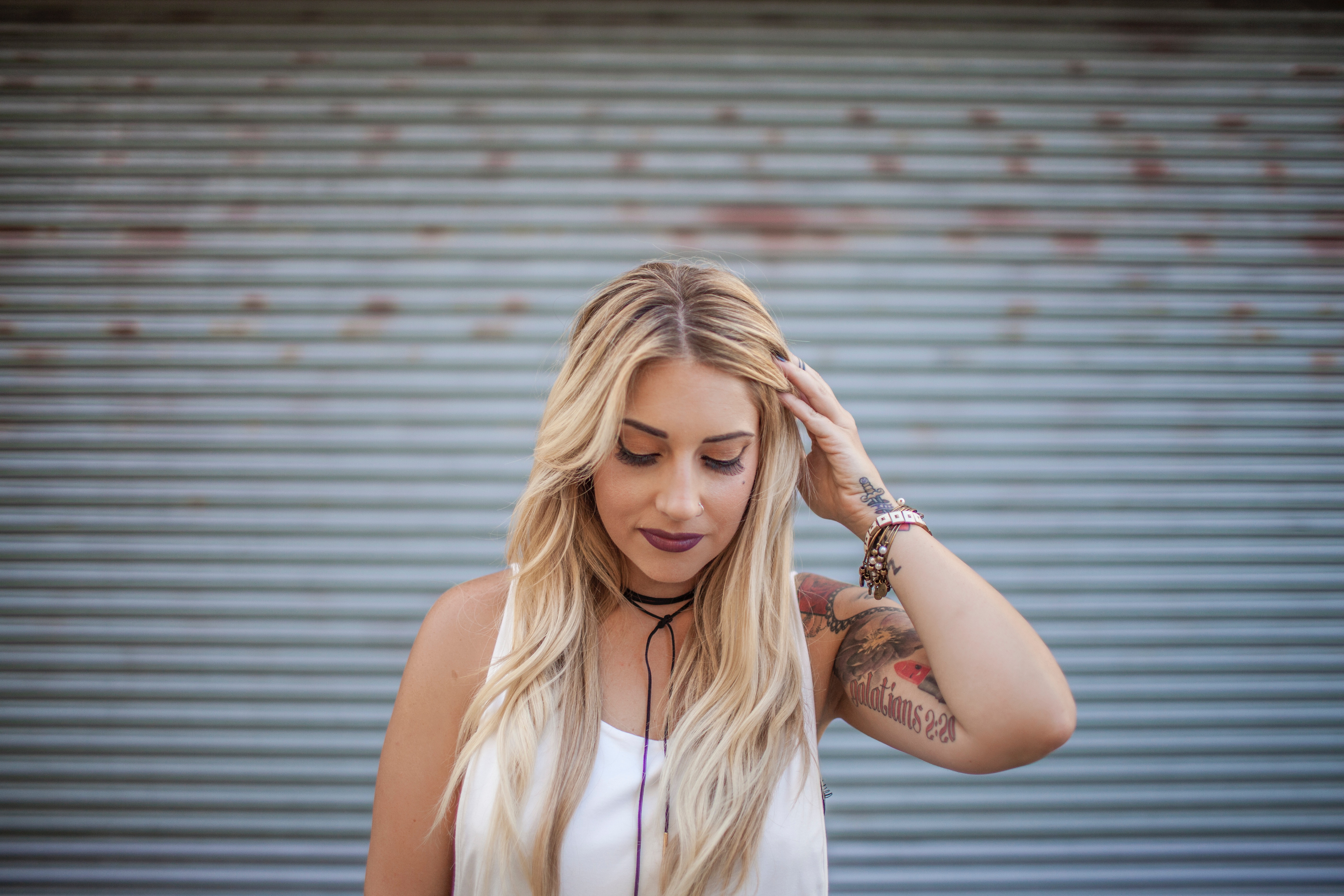Woman with blonde hair and tattoos HD Wallpaper