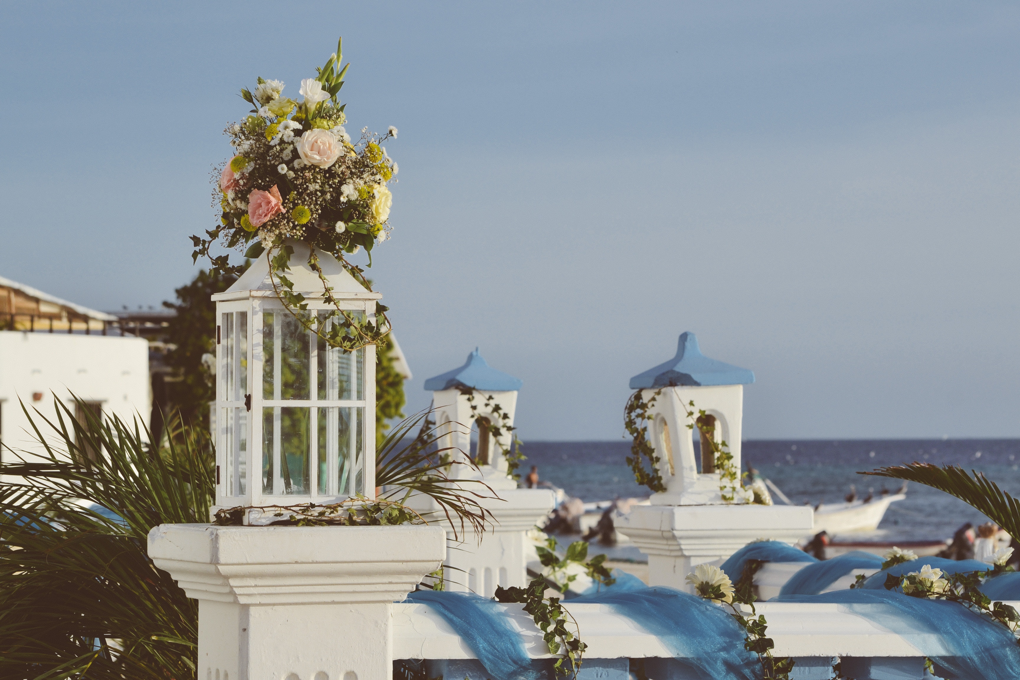 Wedding decorations with flowers and lanterns by the sea HD Wallpaper