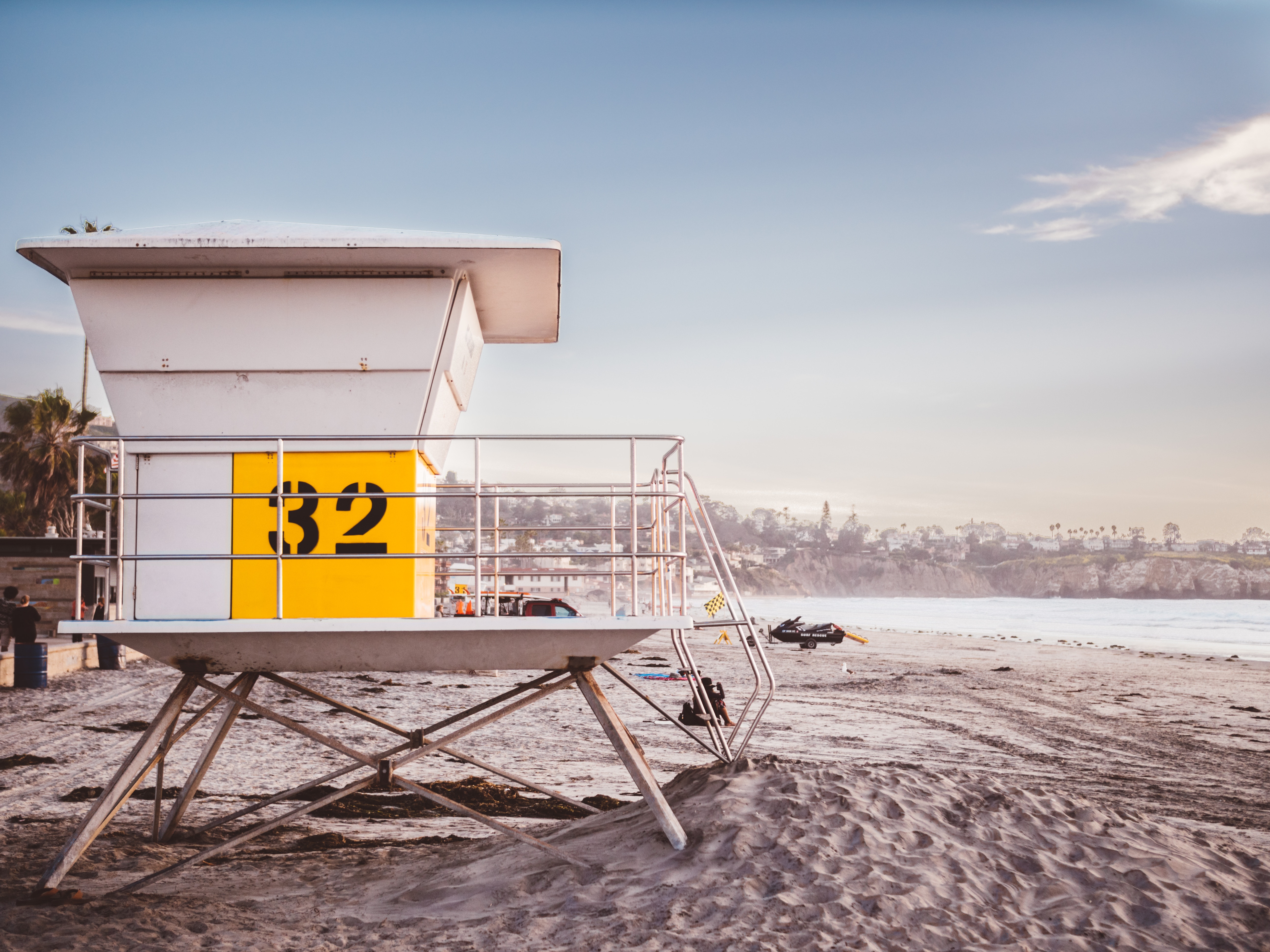 Lifeguard tower 32 on a sandy beach HD Wallpaper
