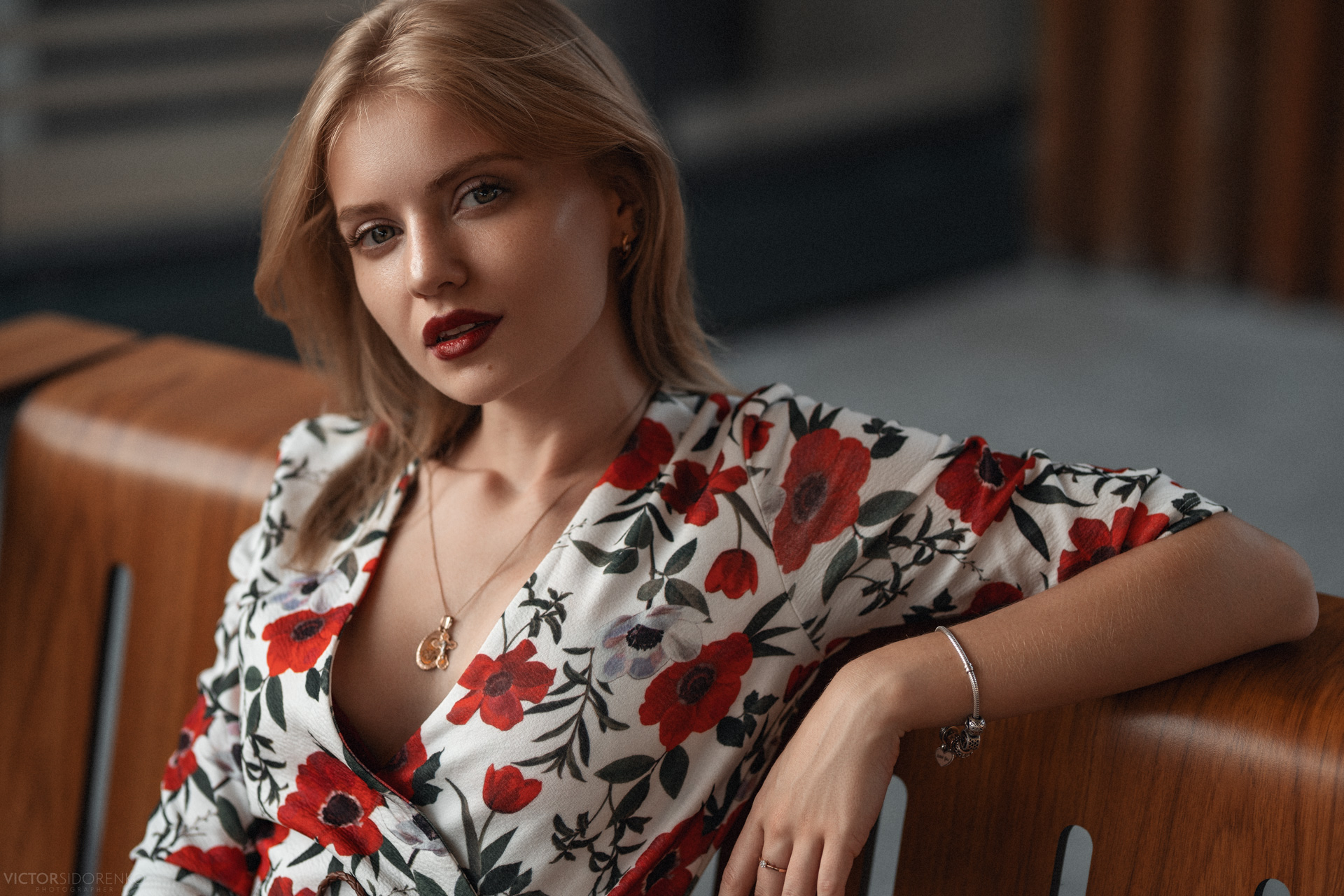 Woman with blonde hair wearing a floral dress HD Wallpaper