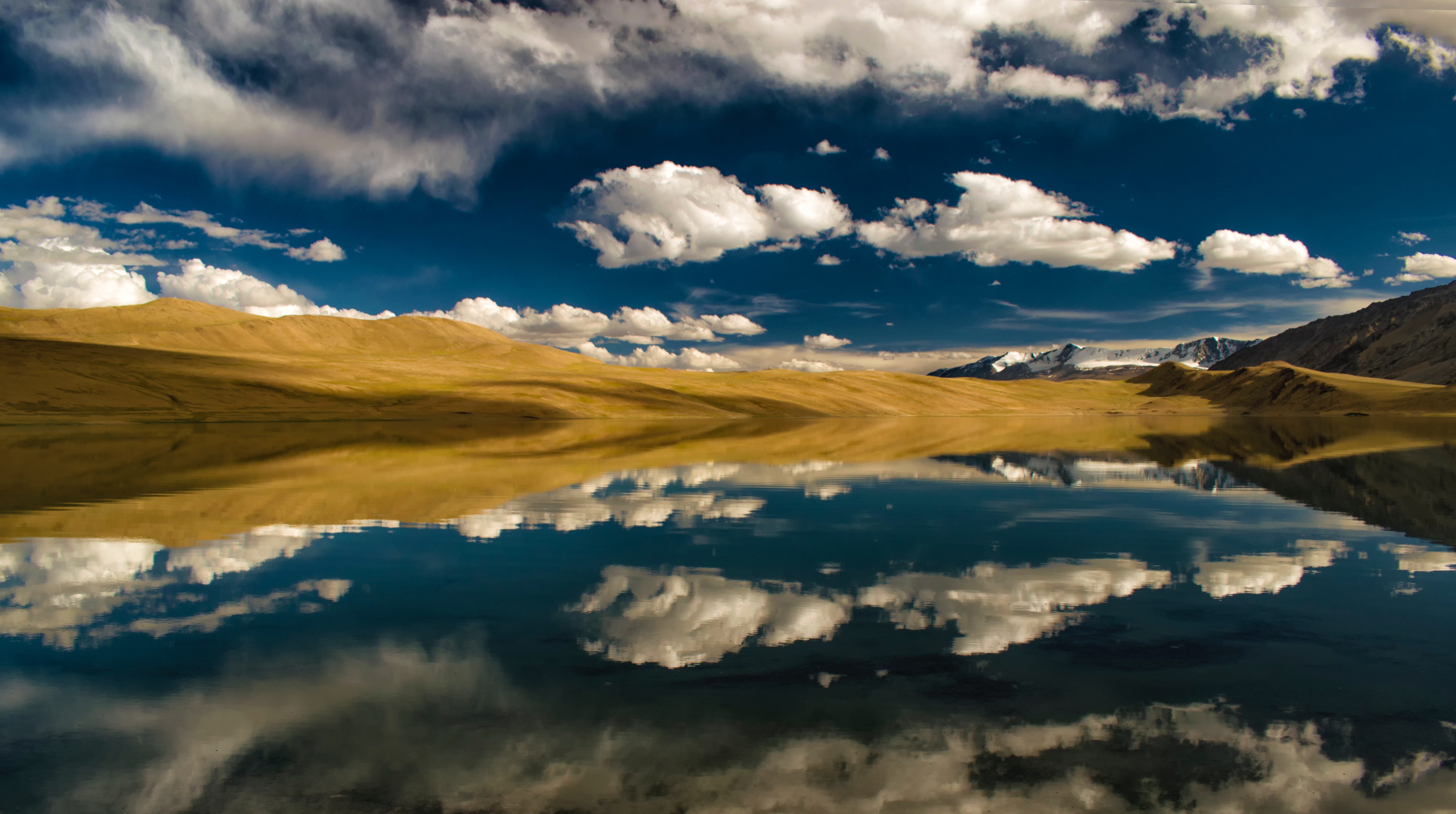 Tso Kiagar lake with mountains and clouds reflection HD Wallpaper