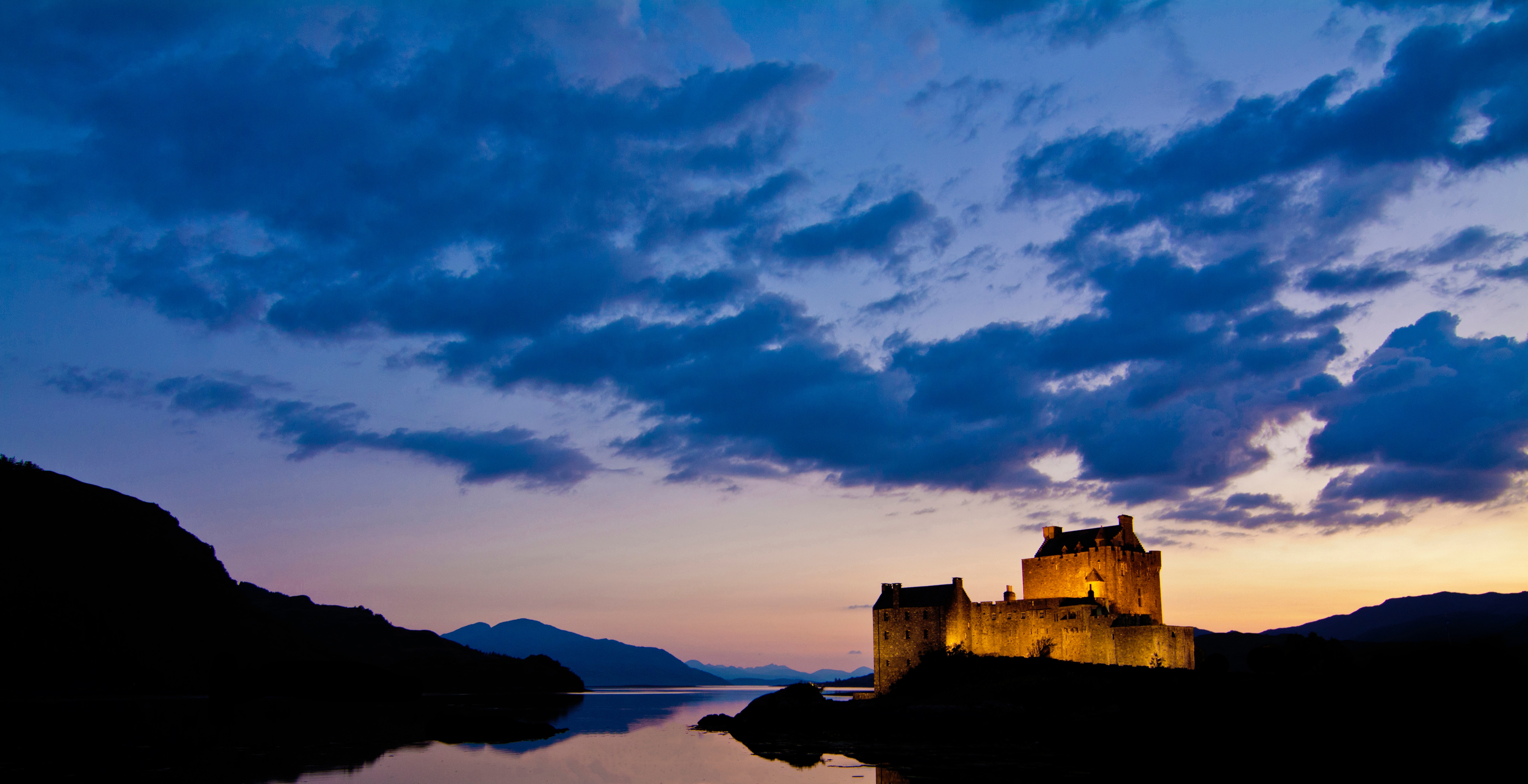 Eilean Donan Castle at Dusk HD Wallpaper