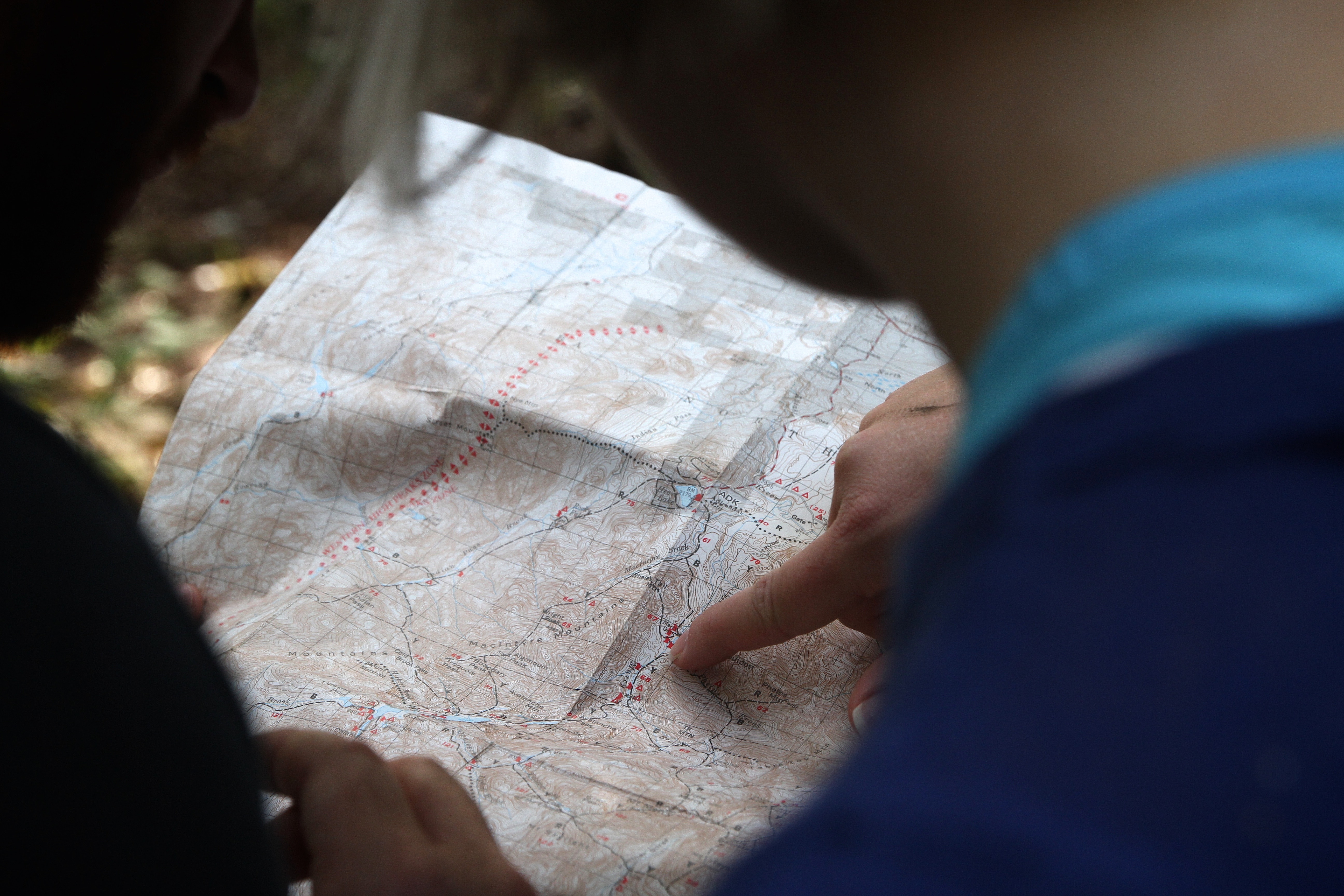 People looking at a map in the Adirondacks HD Wallpaper