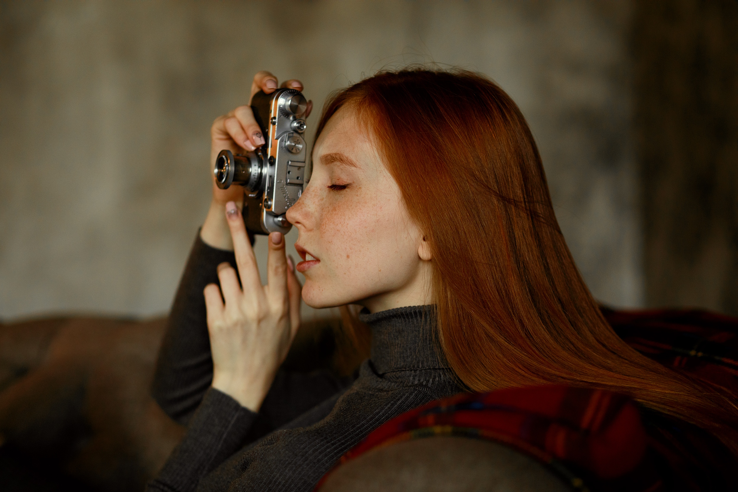 Redhead woman with freckles holding a vintage camera HD Wallpaper