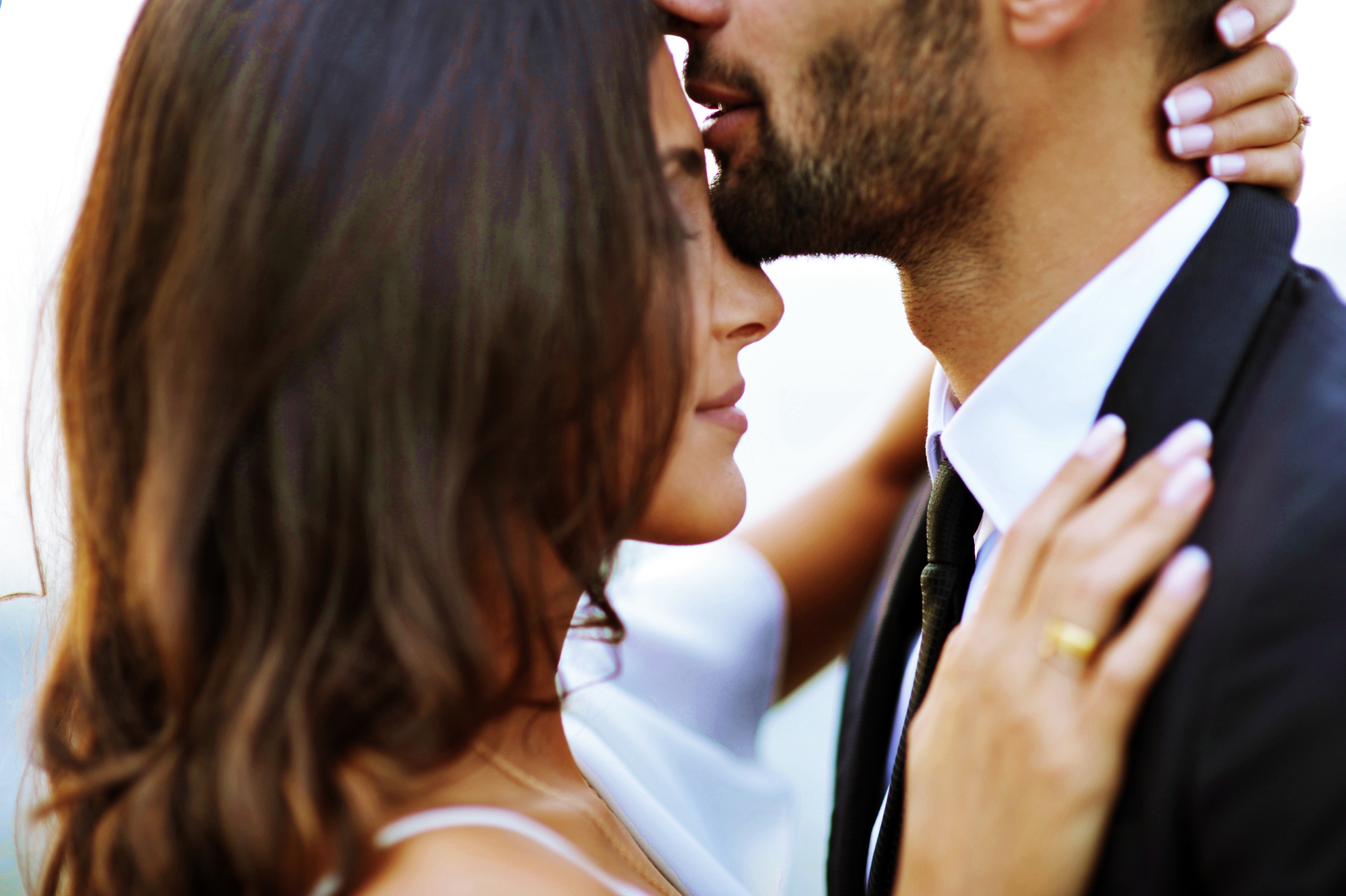Bride and groom kissing on wedding day HD Wallpaper
