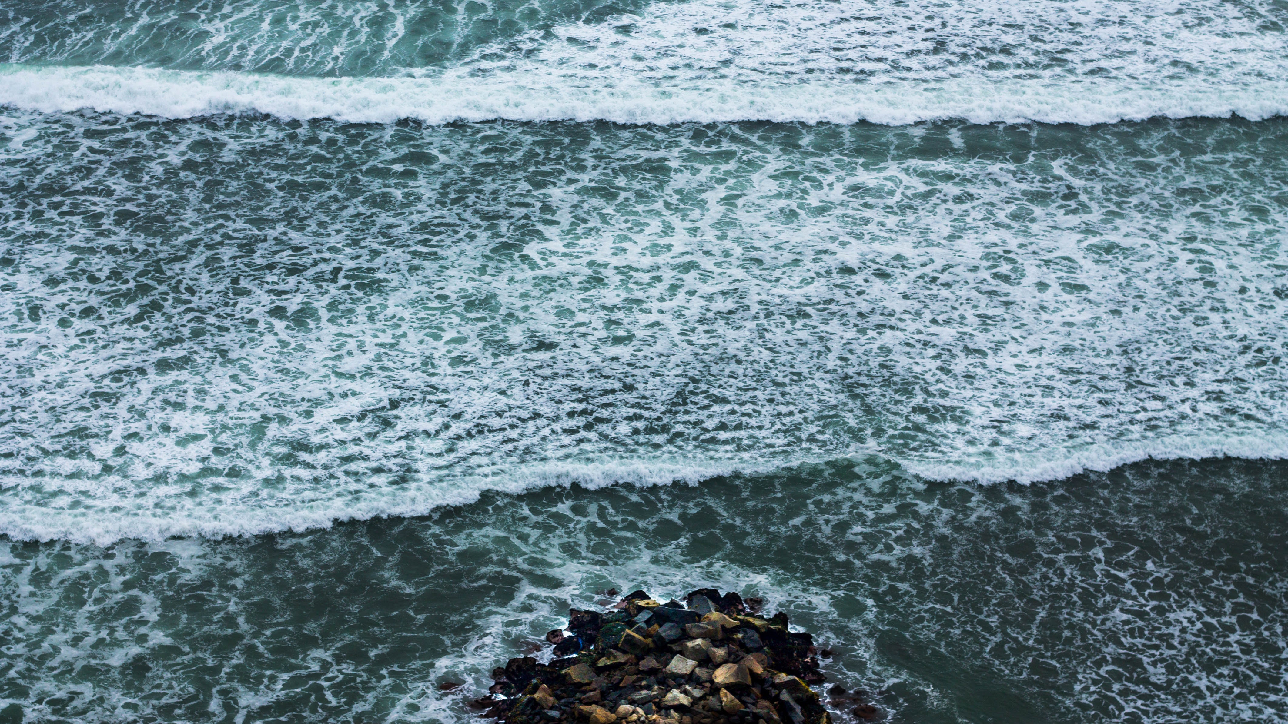 Ocean waves crashing on rocks HD Wallpaper