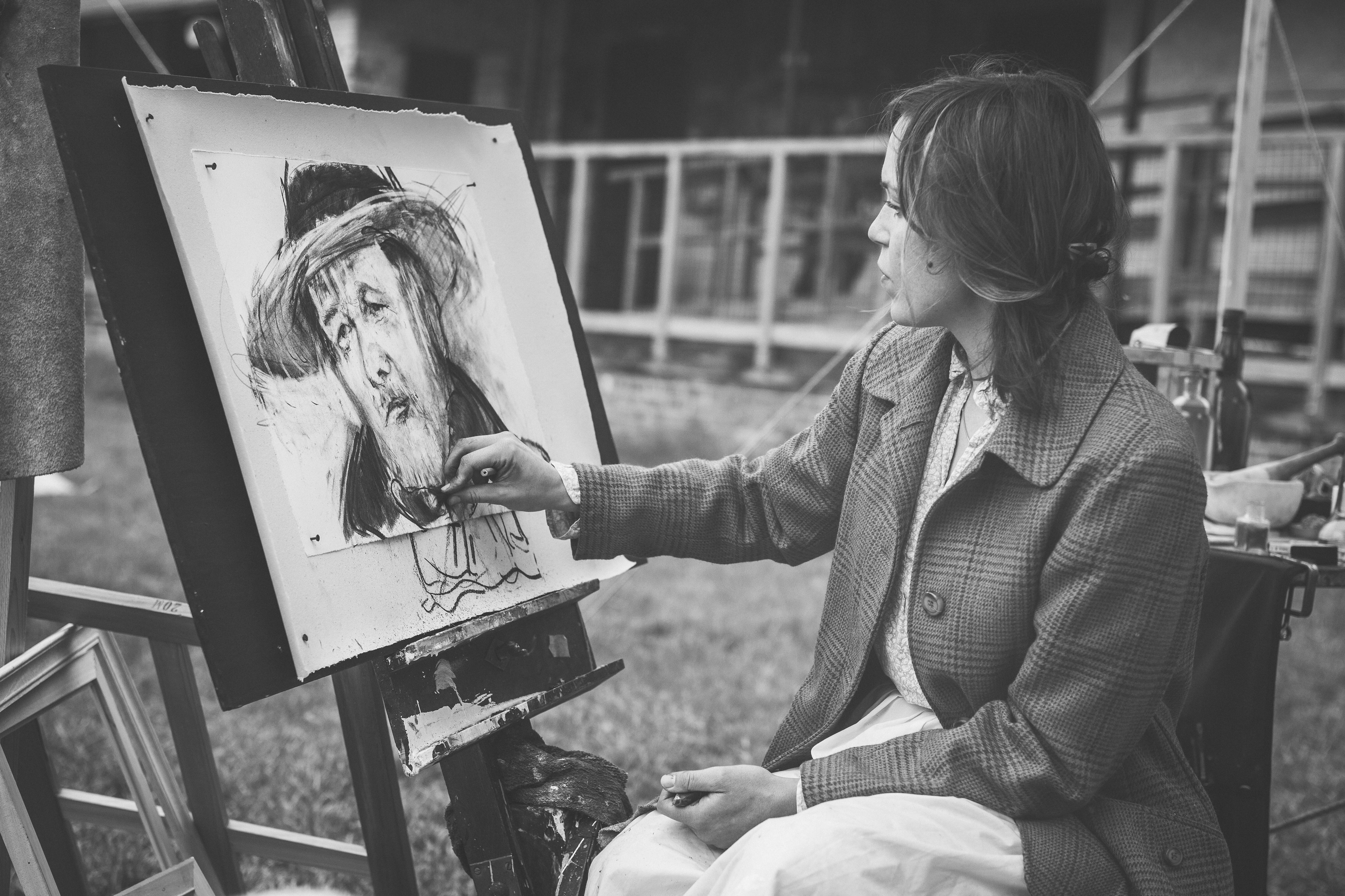 Woman drawing a portrait on an artboard HD Wallpaper