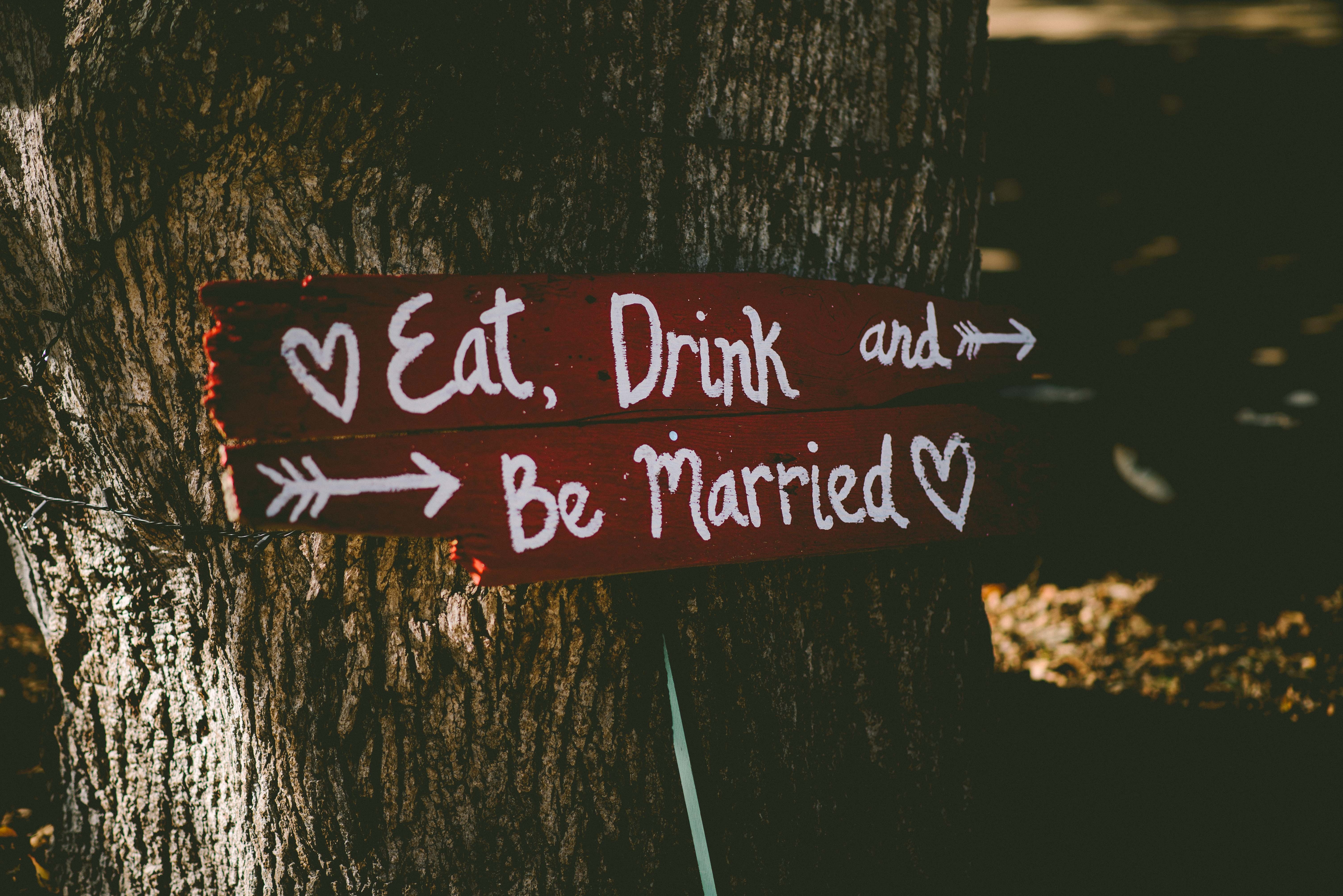 Rustic wooden wedding sign on a tree HD Wallpaper