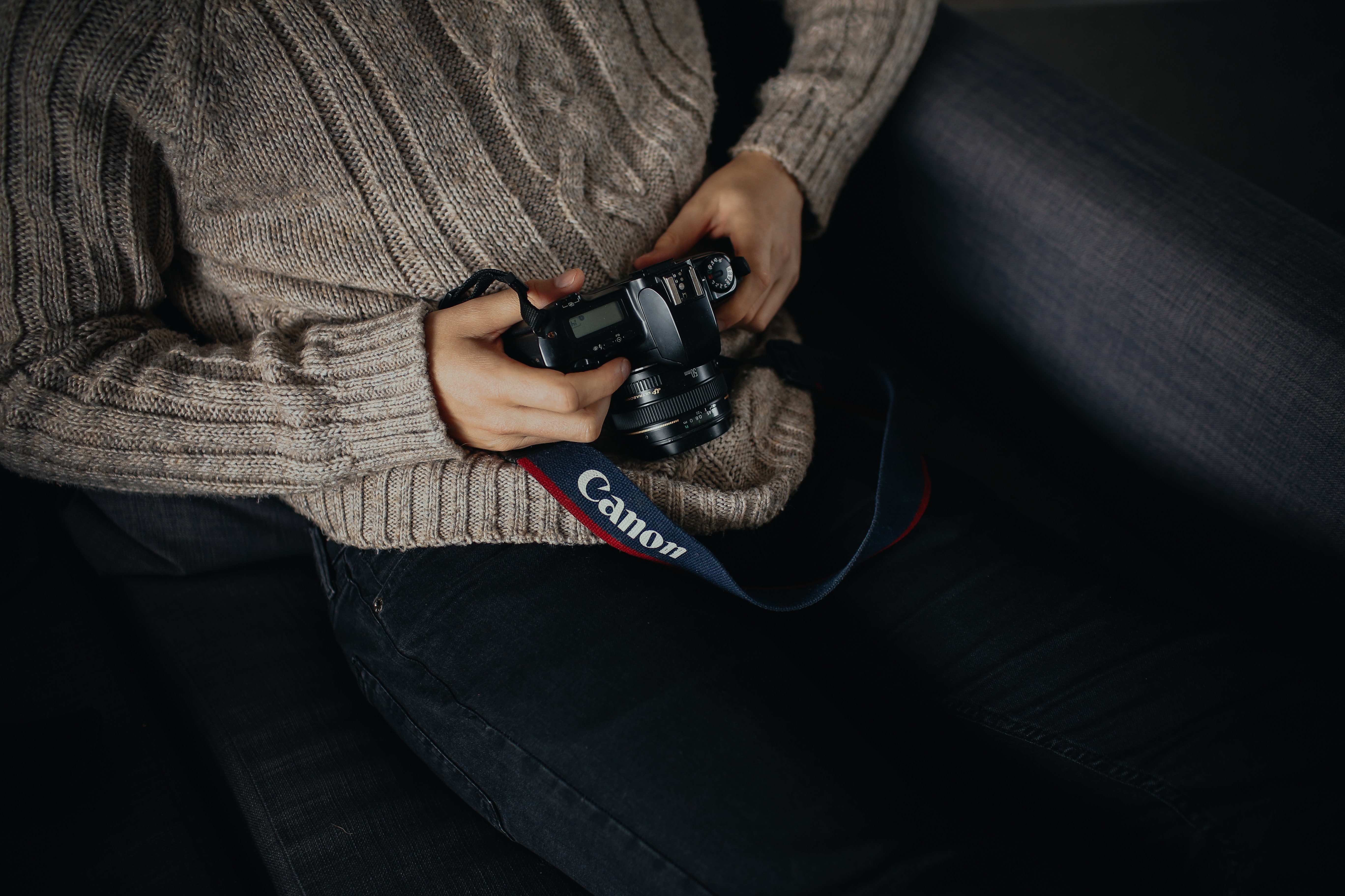 Person holding a Canon camera HD Wallpaper