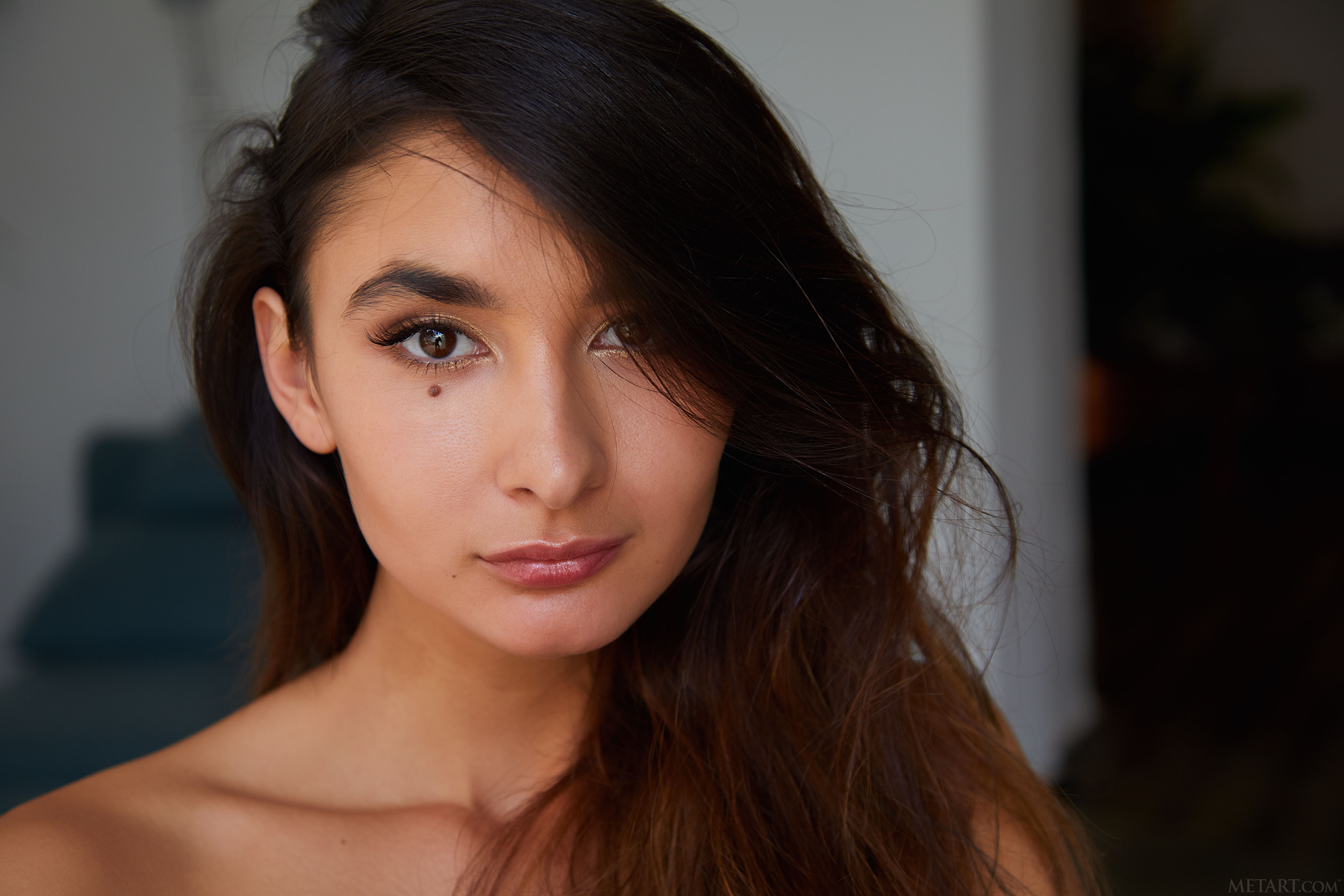 Brunette woman with brown eyes HD Wallpaper