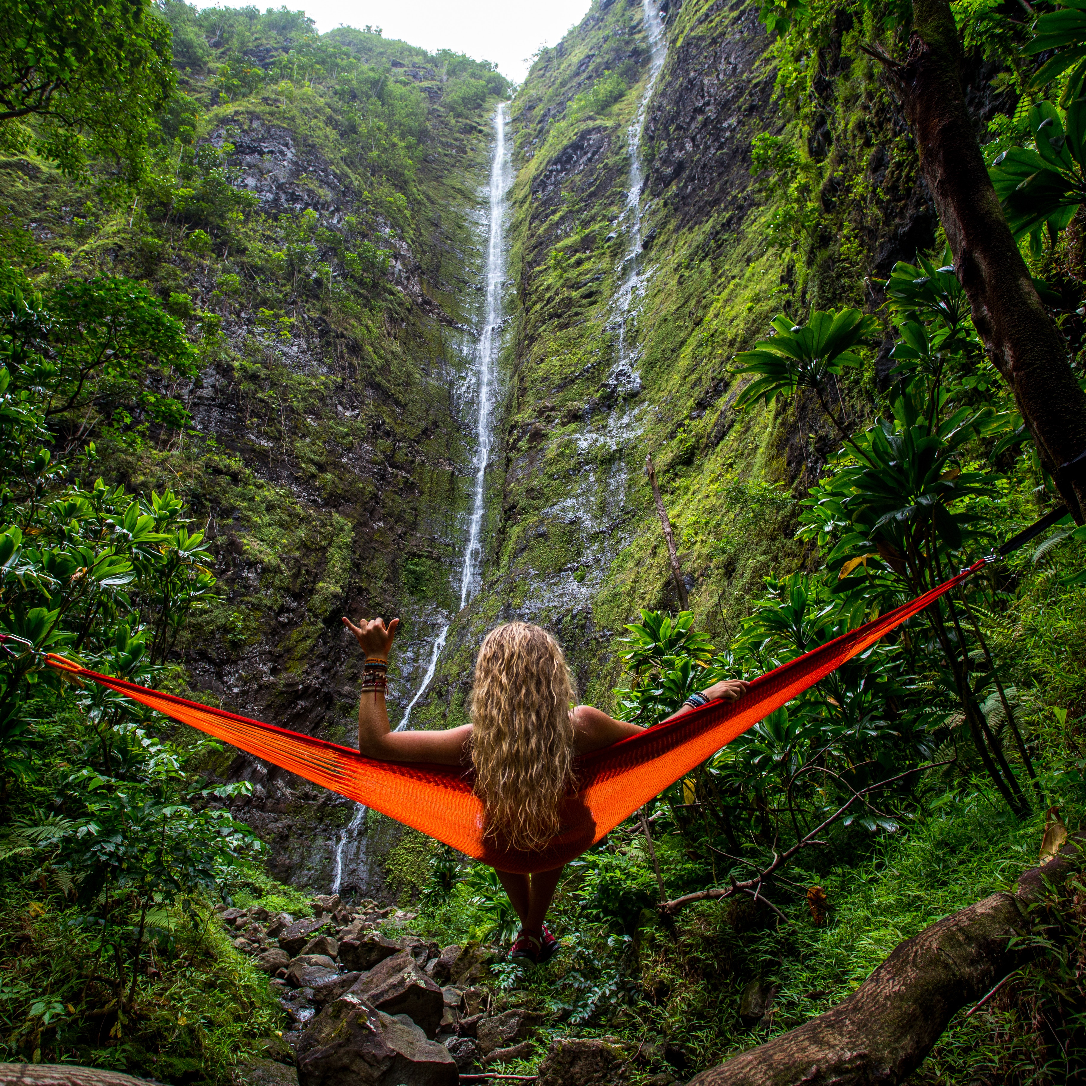 Woman in hammock at Oahu waterfall HD Wallpaper