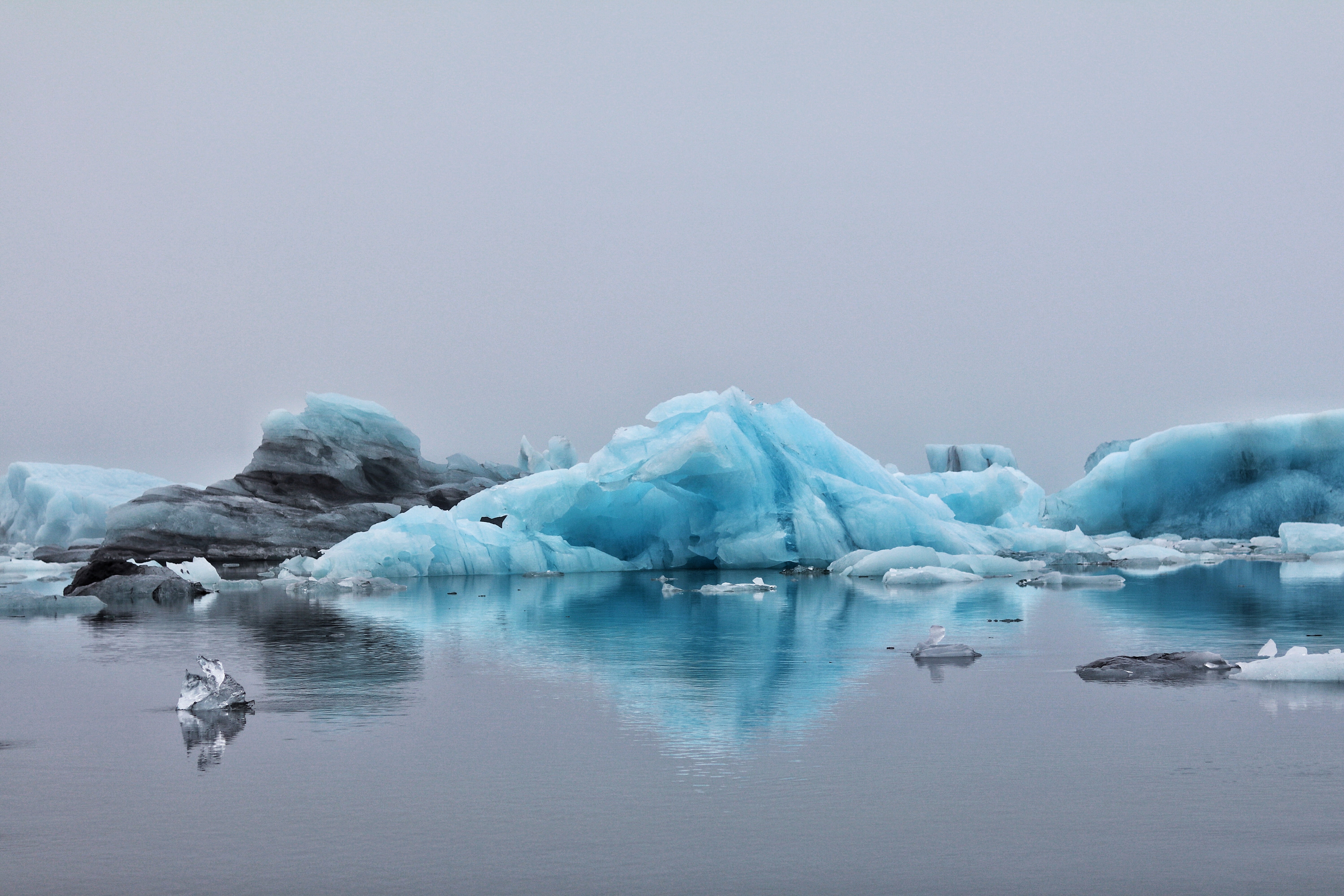 Icebergs floating in Jokulsarlon glacial lagoon, Iceland HD Wallpaper