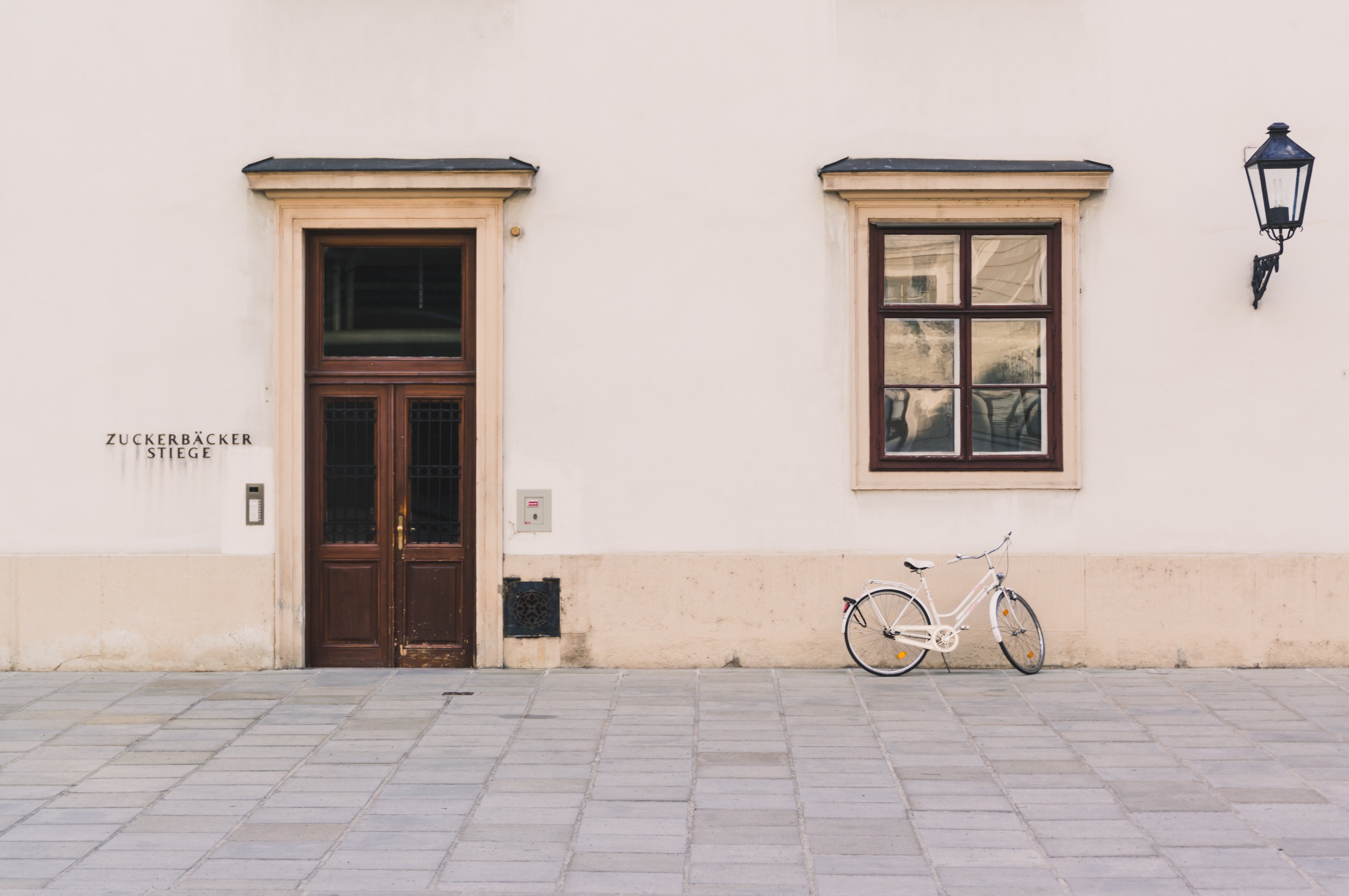 Bicycle parked outside a building in Vienna HD Wallpaper