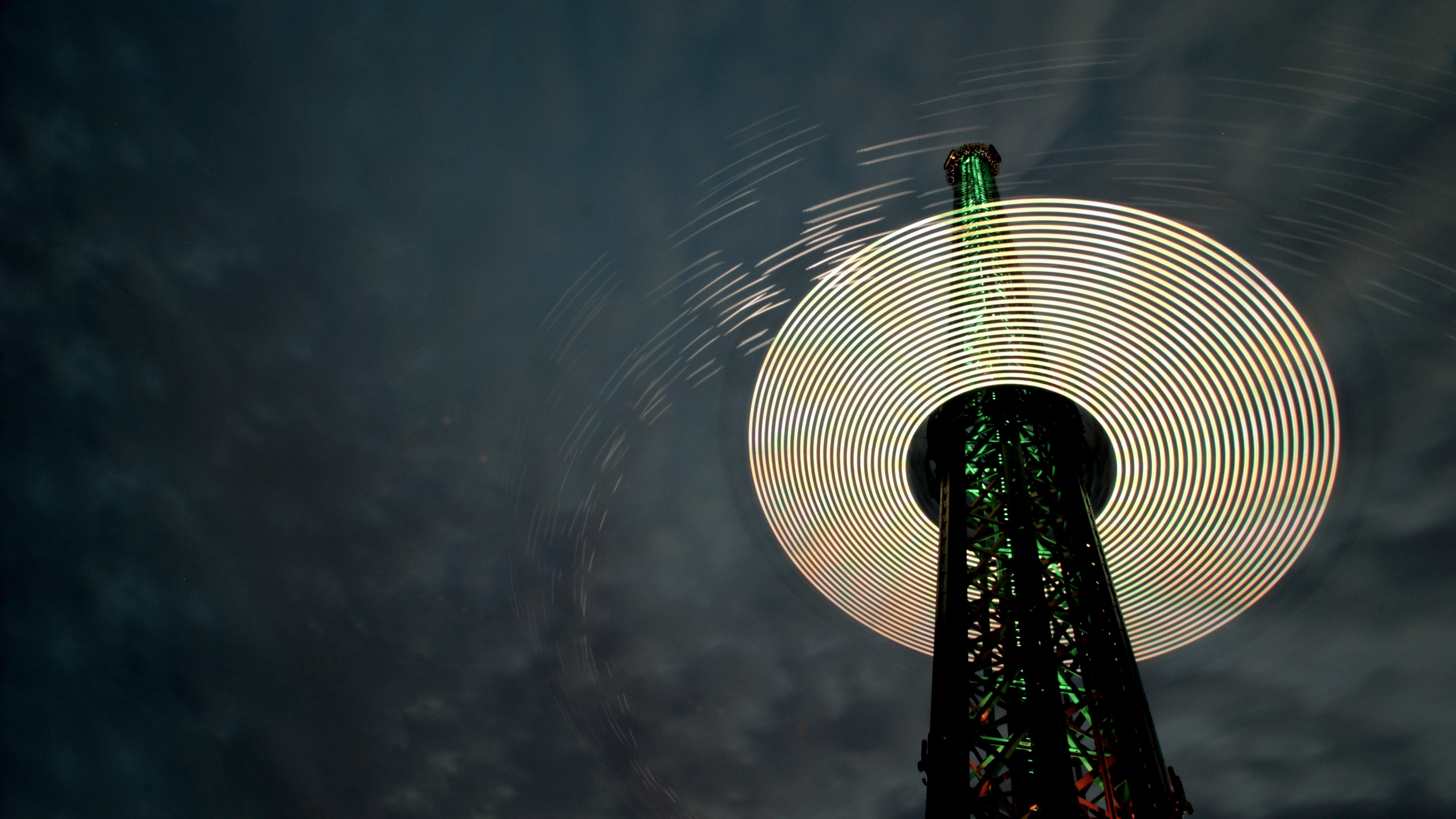 Long exposure of a spinning tower at night HD Wallpaper