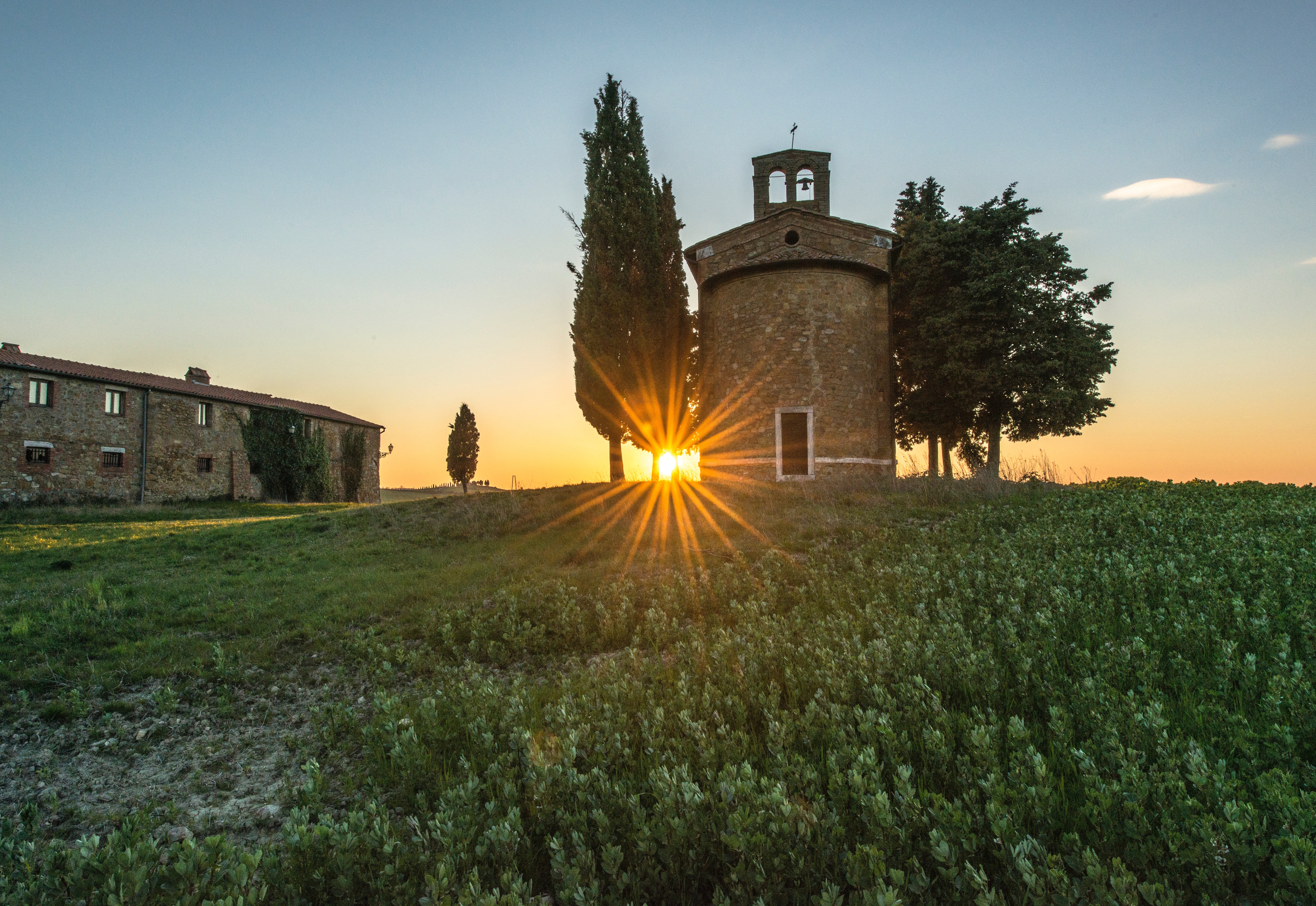 Chapel and farmhouse at sunset in Tuscany HD Wallpaper