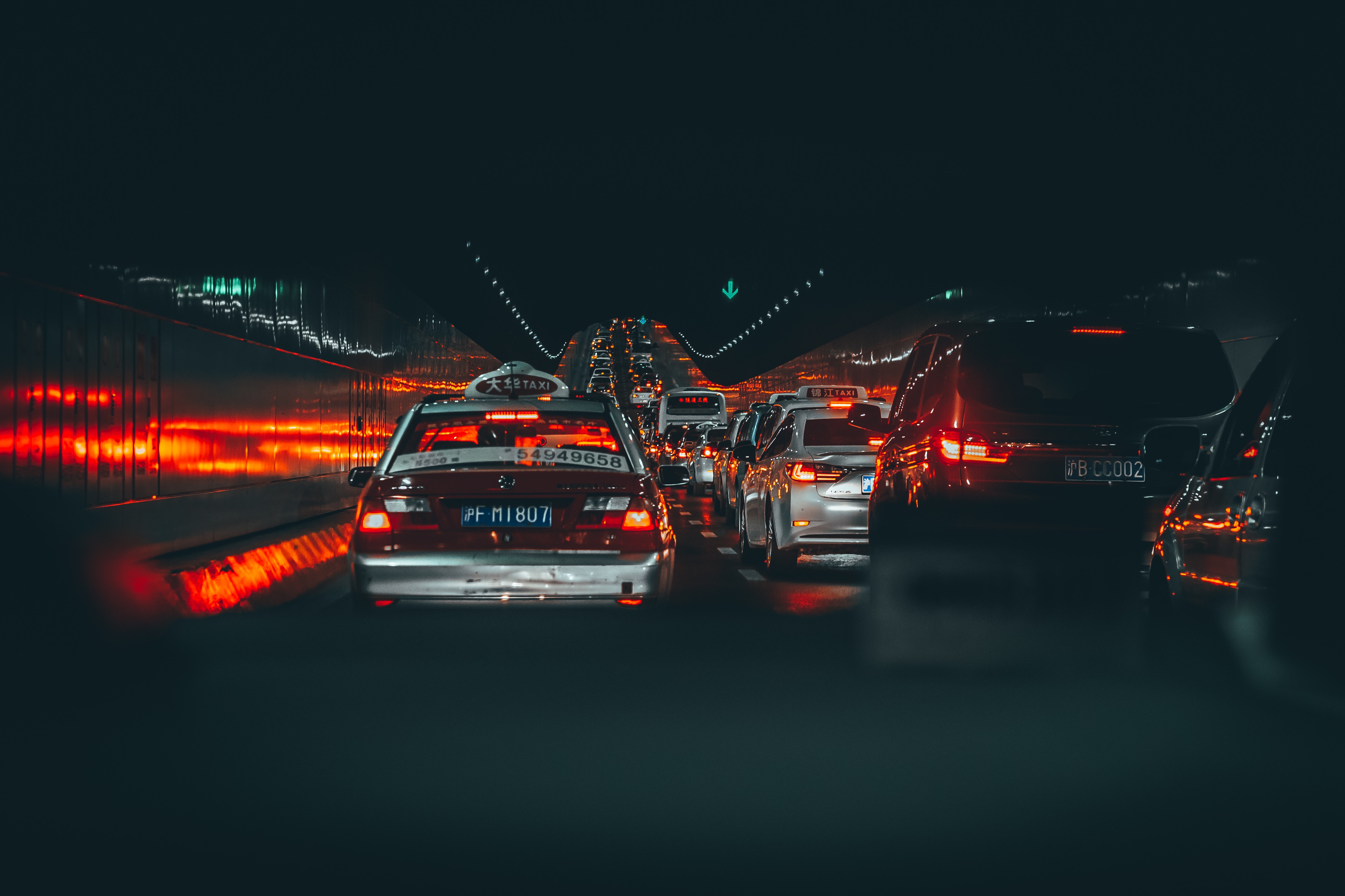 Traffic jam in a tunnel with red taxi HD Wallpaper