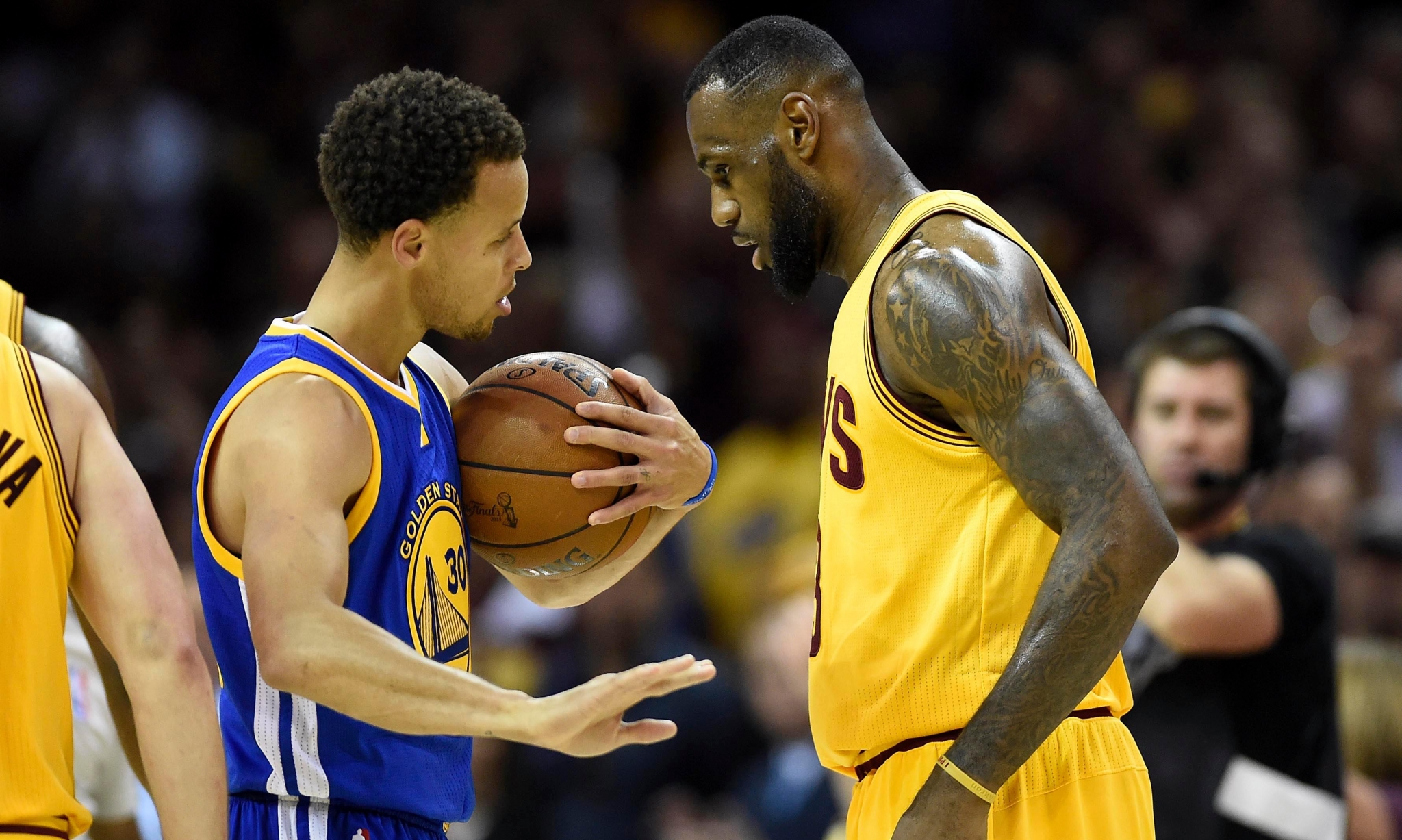 Stephen Curry and LeBron James during a basketball game HD Wallpaper