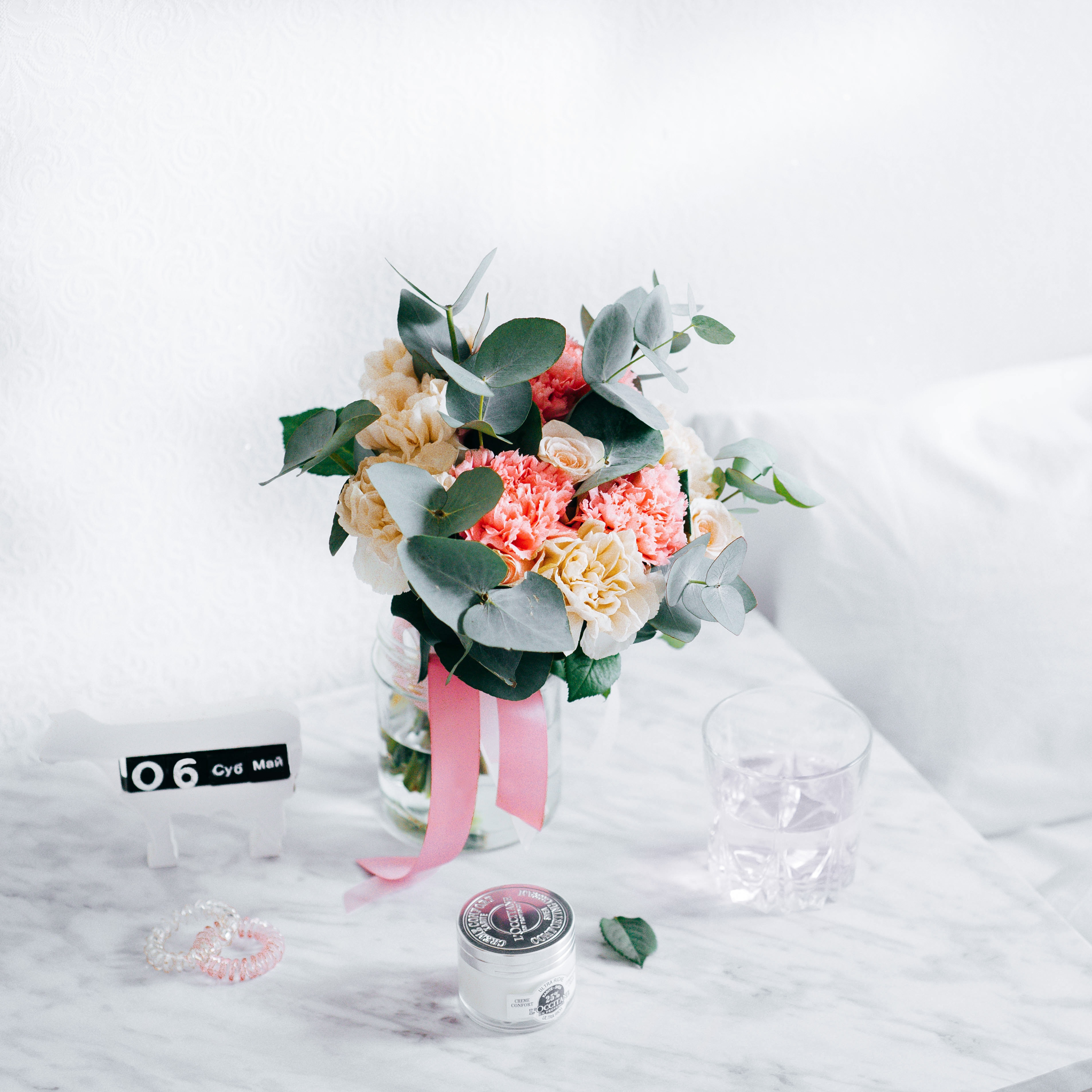 Bouquet of flowers on a marble table HD Wallpaper
