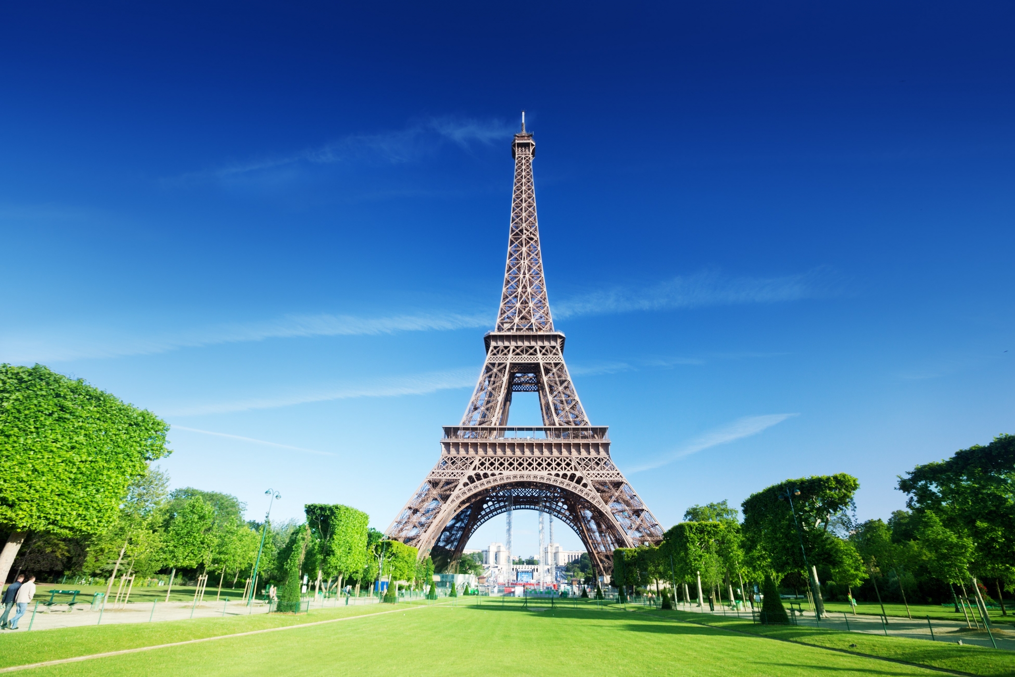 Eiffel Tower in Paris on a clear day HD Wallpaper