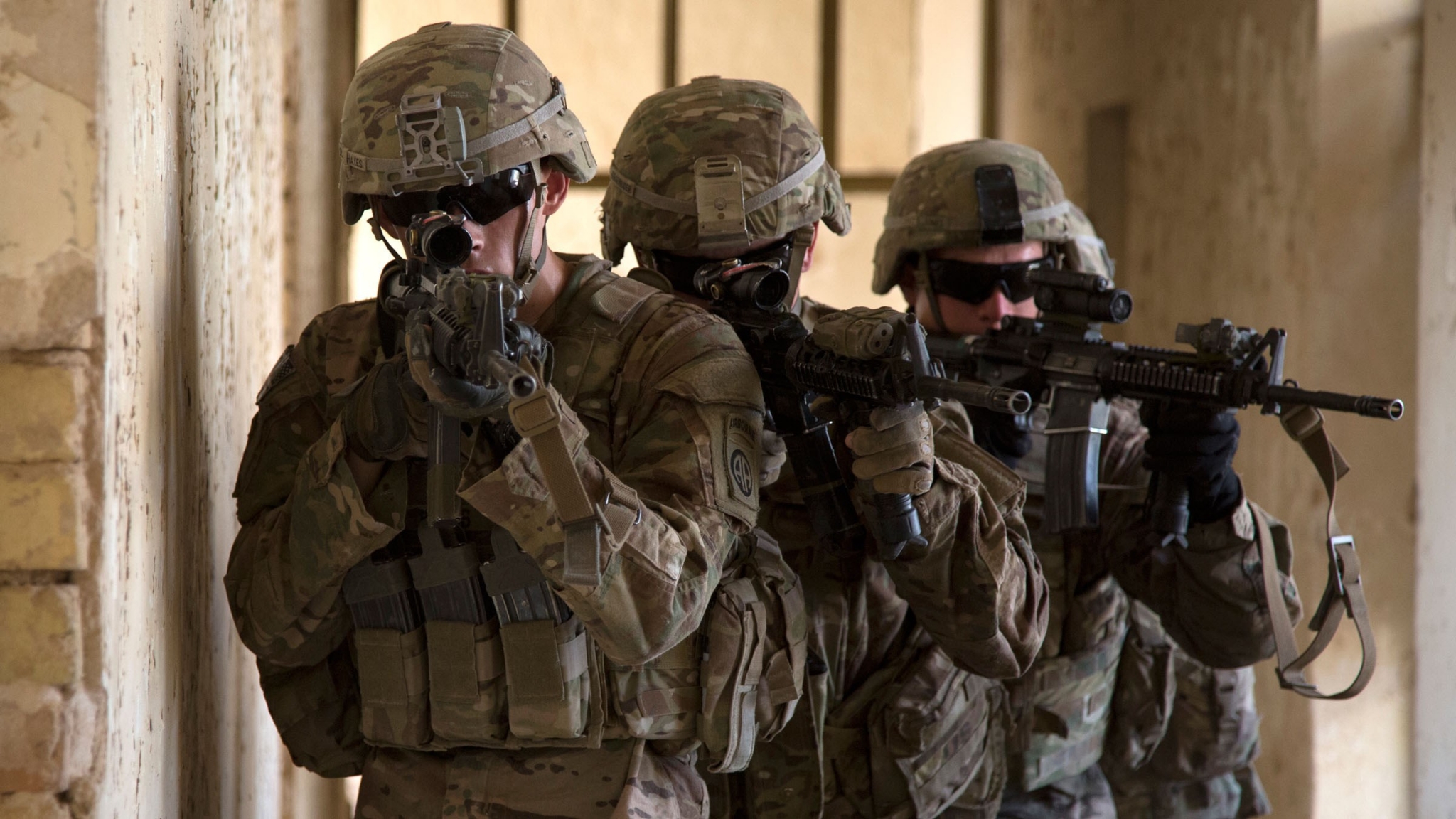 US Army soldiers aiming rifles HD Wallpaper